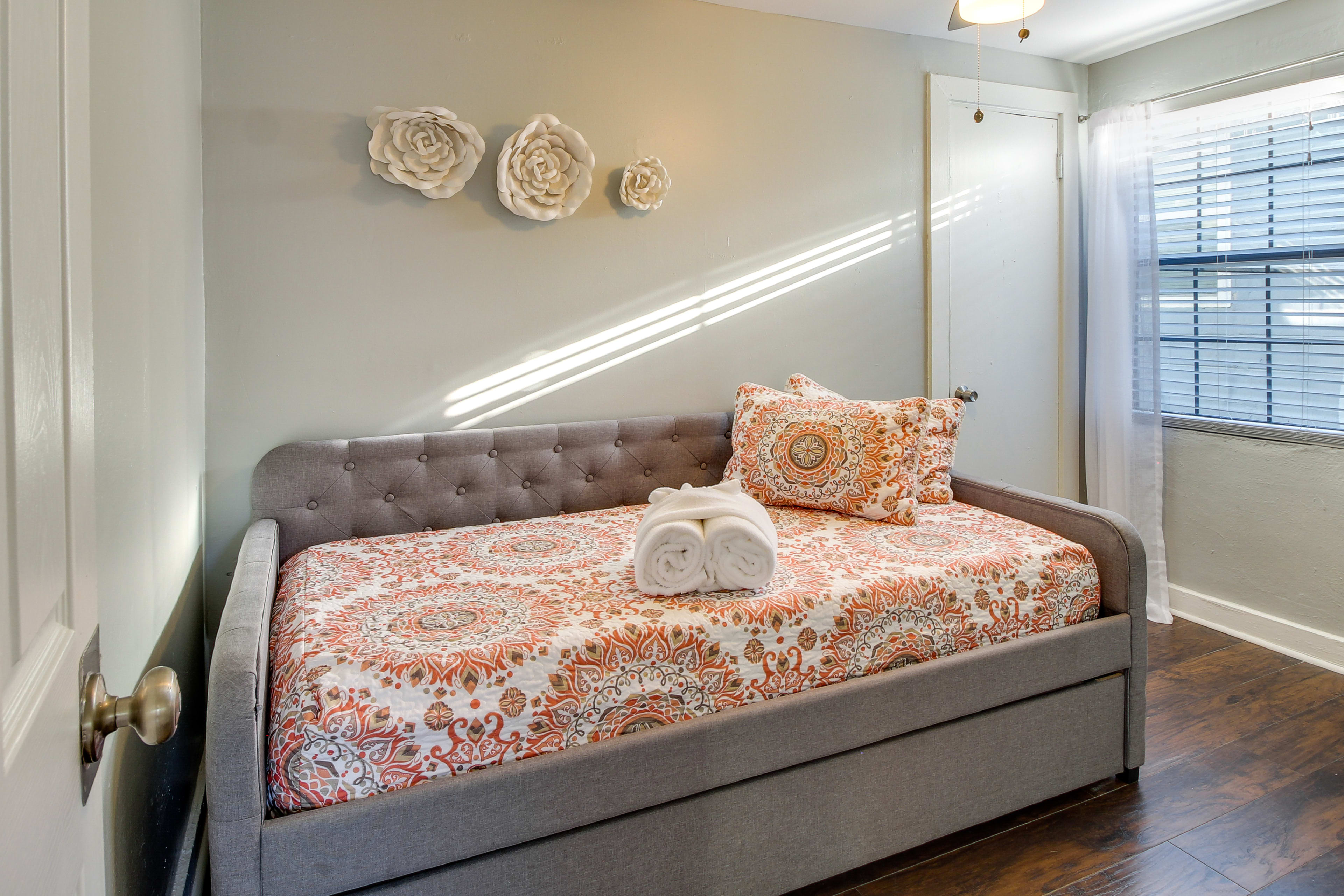 Bedroom 2 | Twin Daybed w/ Twin Trundle