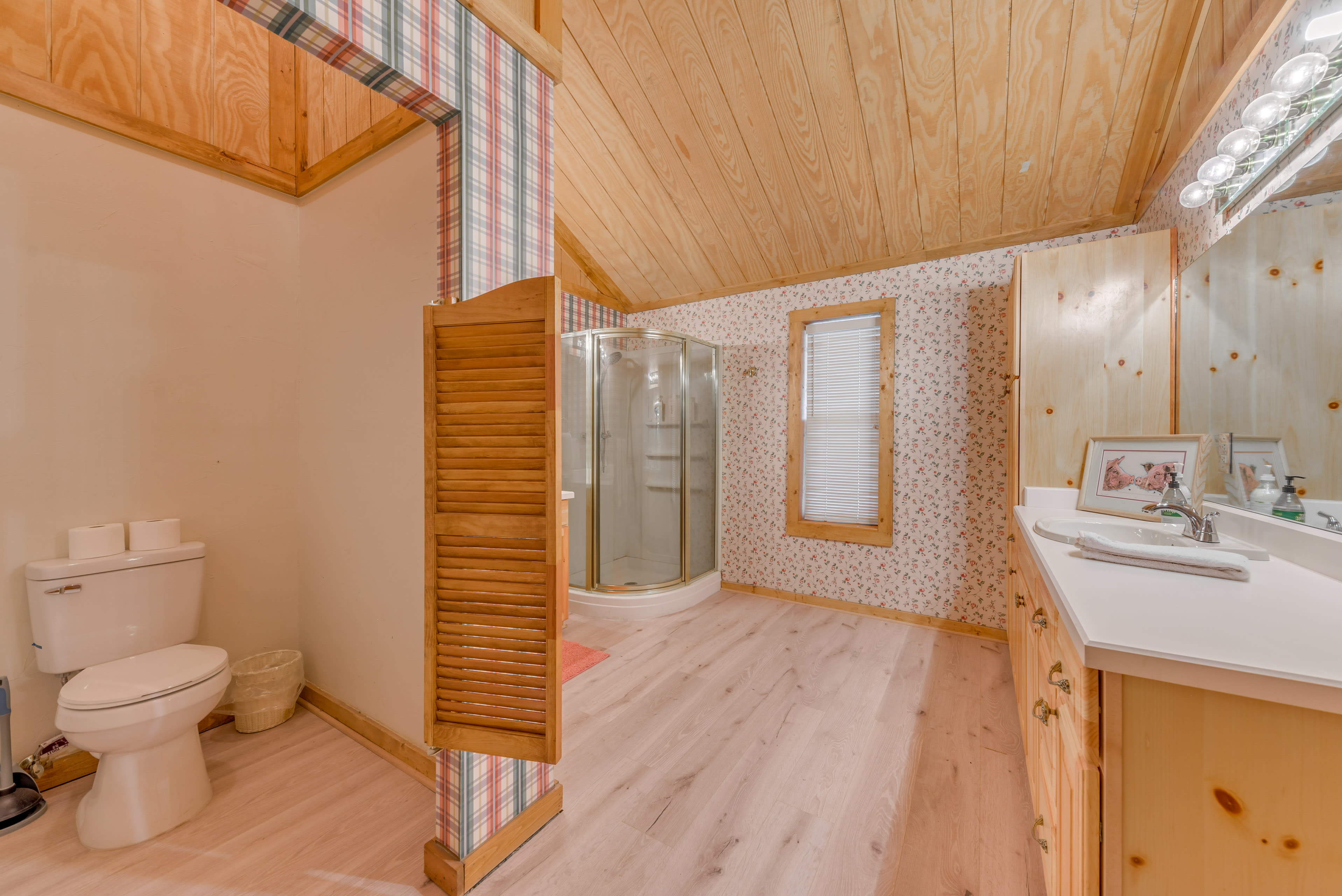 En-Suite Bathroom | Towels Provided