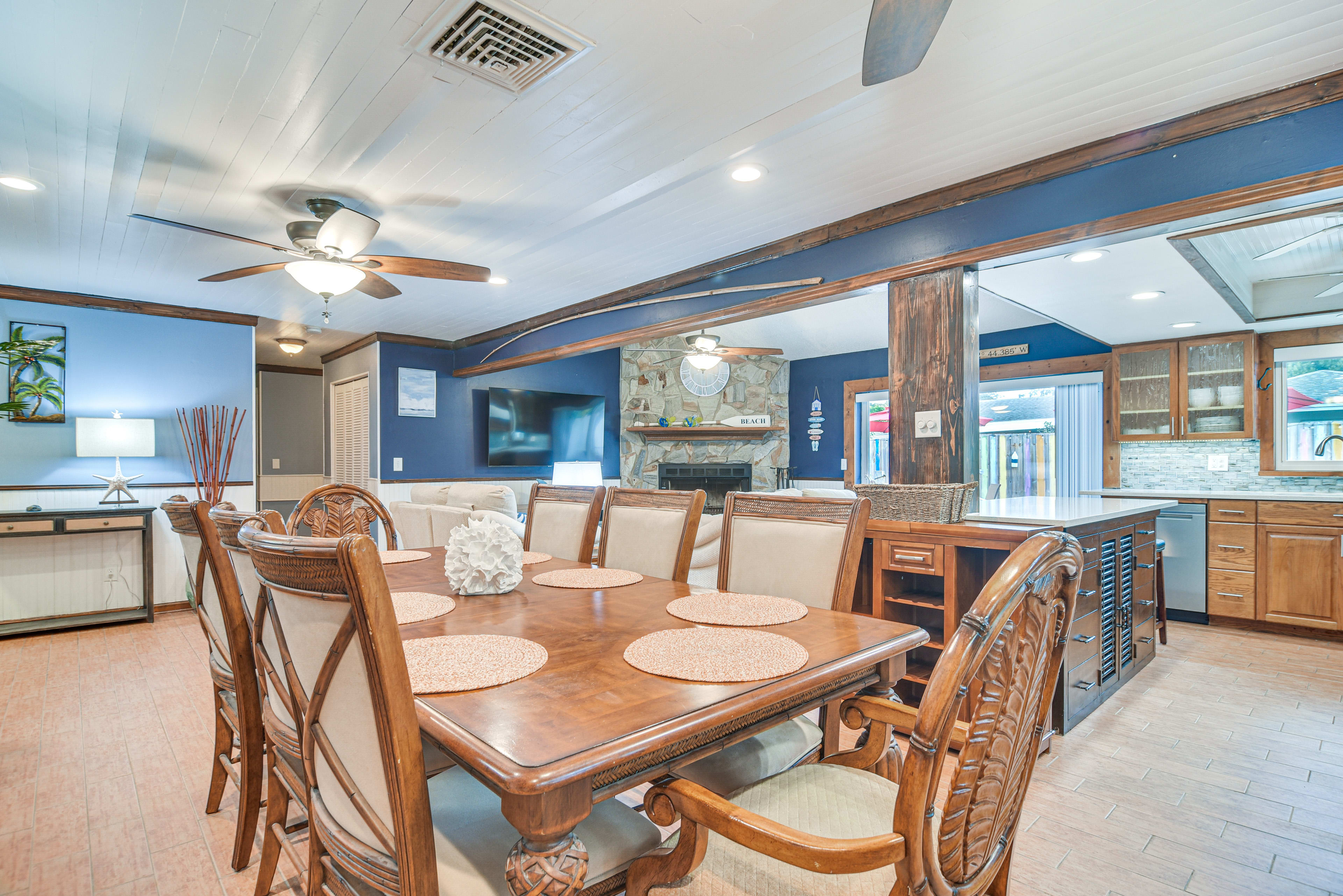 Dining Area | Dishware & Flatware Provided