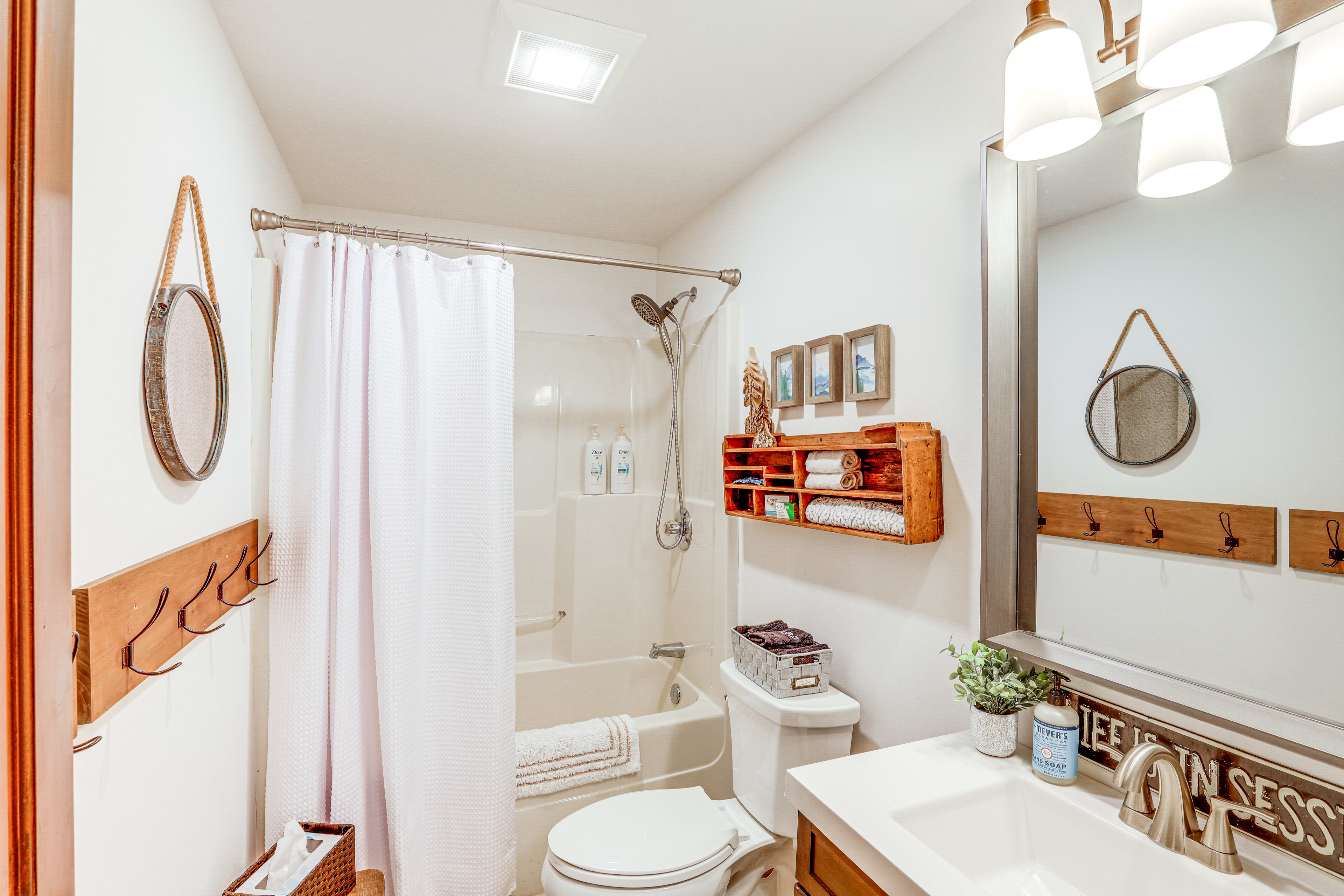 Full Bathroom | Complimentary Toiletries