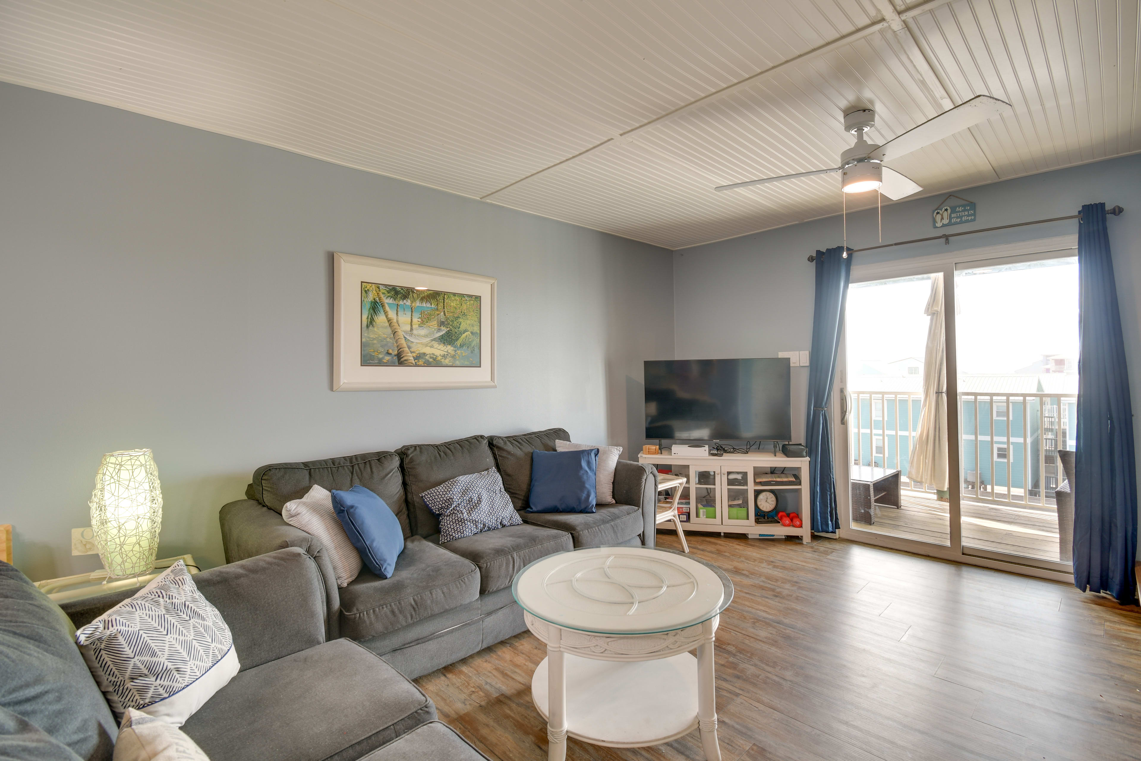 Living Room | Central Air Conditioning/Heat | Board Games | Flat-Screen TV