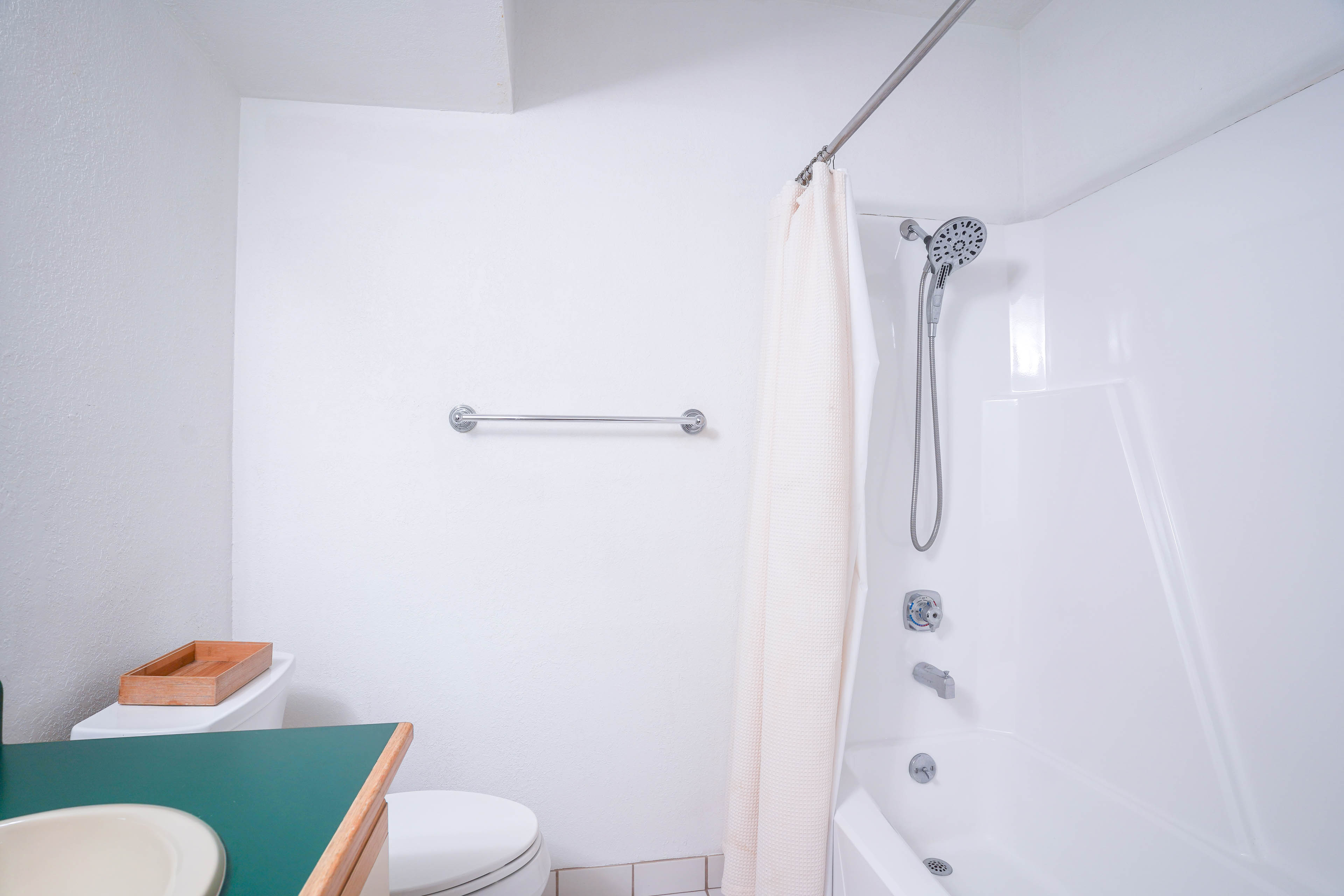 Full Bathroom | Towels Provided | Complimentary Toiletries