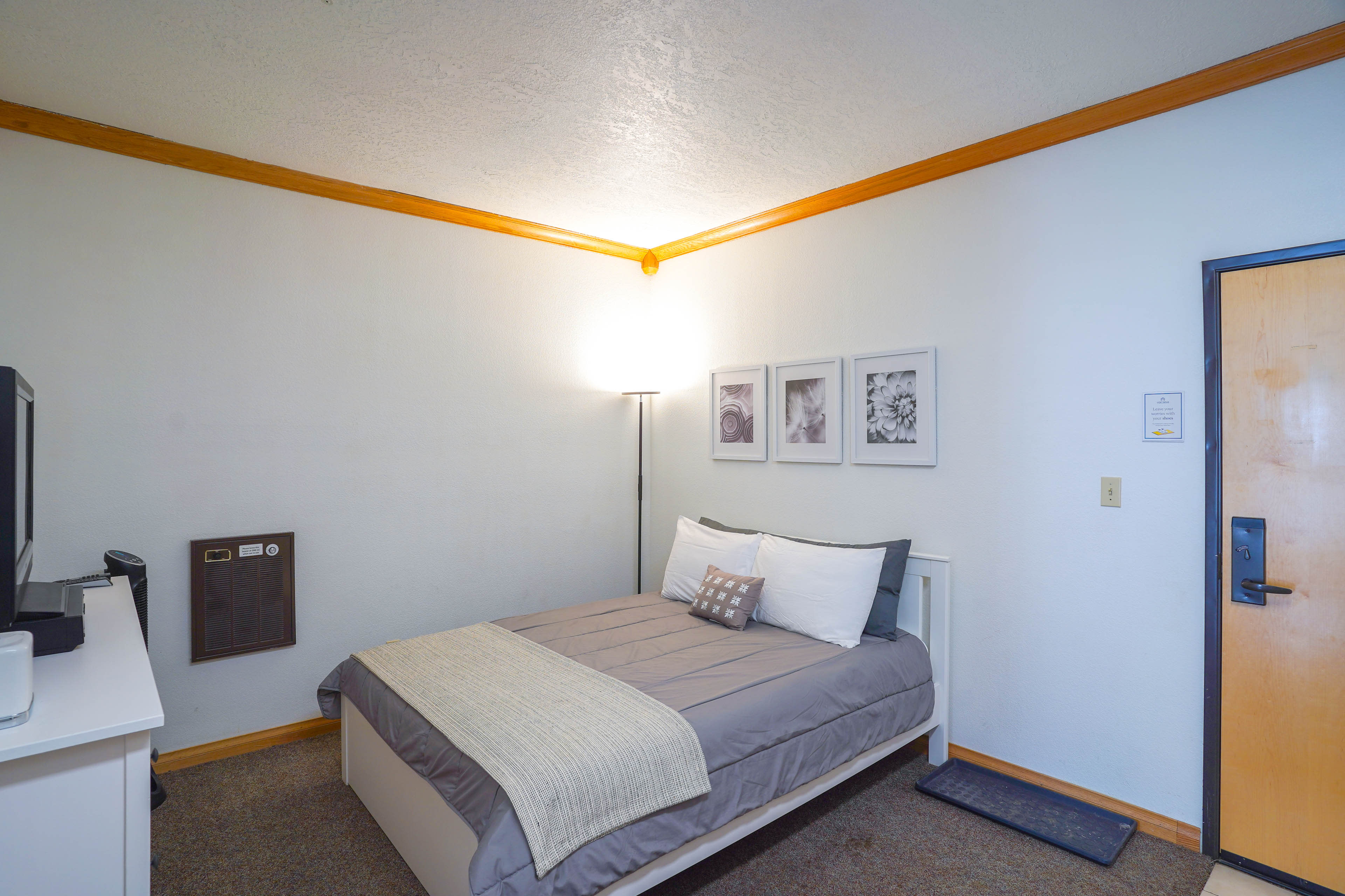 Bedroom | Queen Bed | Linens Provided | Flat-Screen TV | Desk Workspace