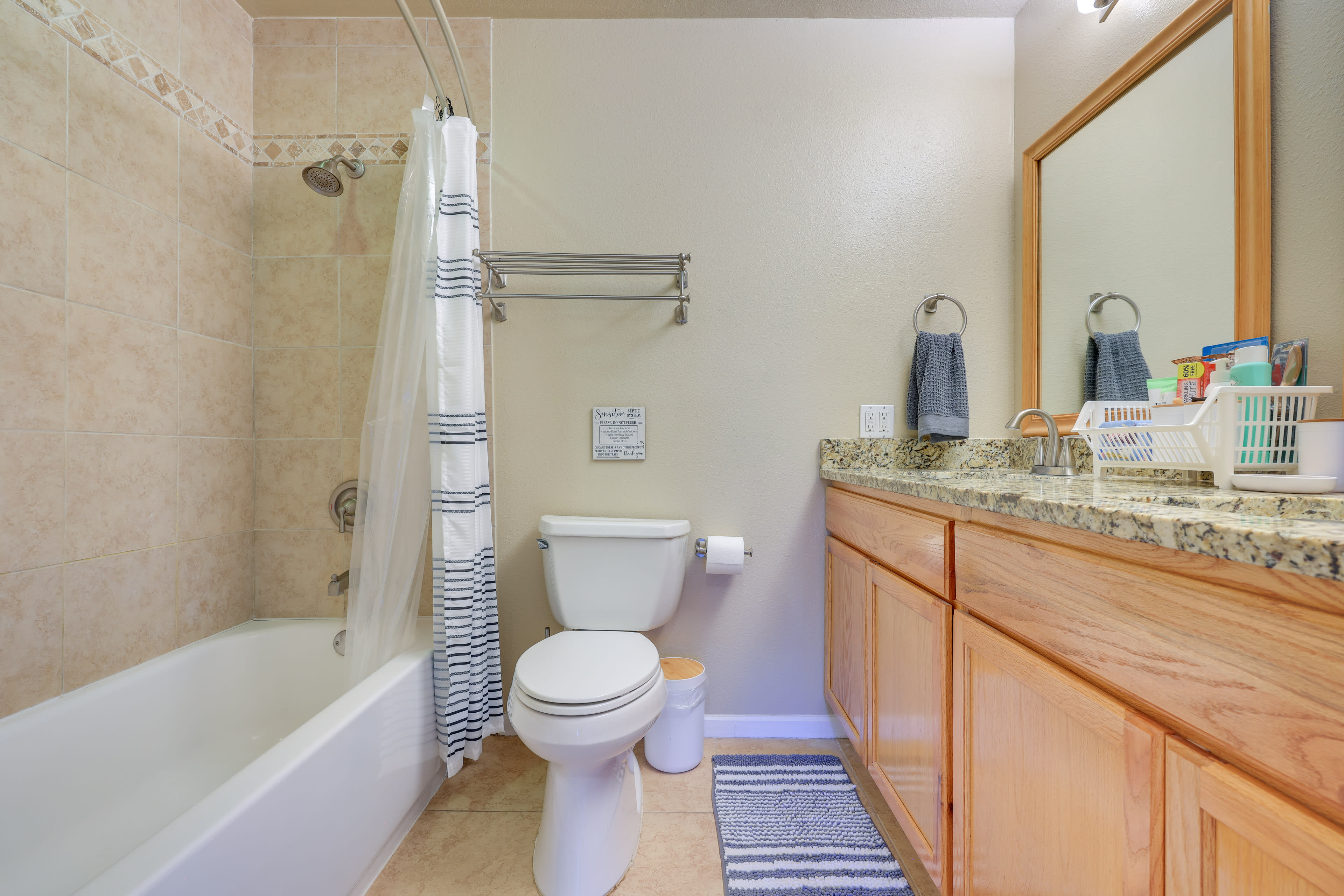 Full Bathroom | Complimentary Toiletries | Towels Provided | 2nd Floor