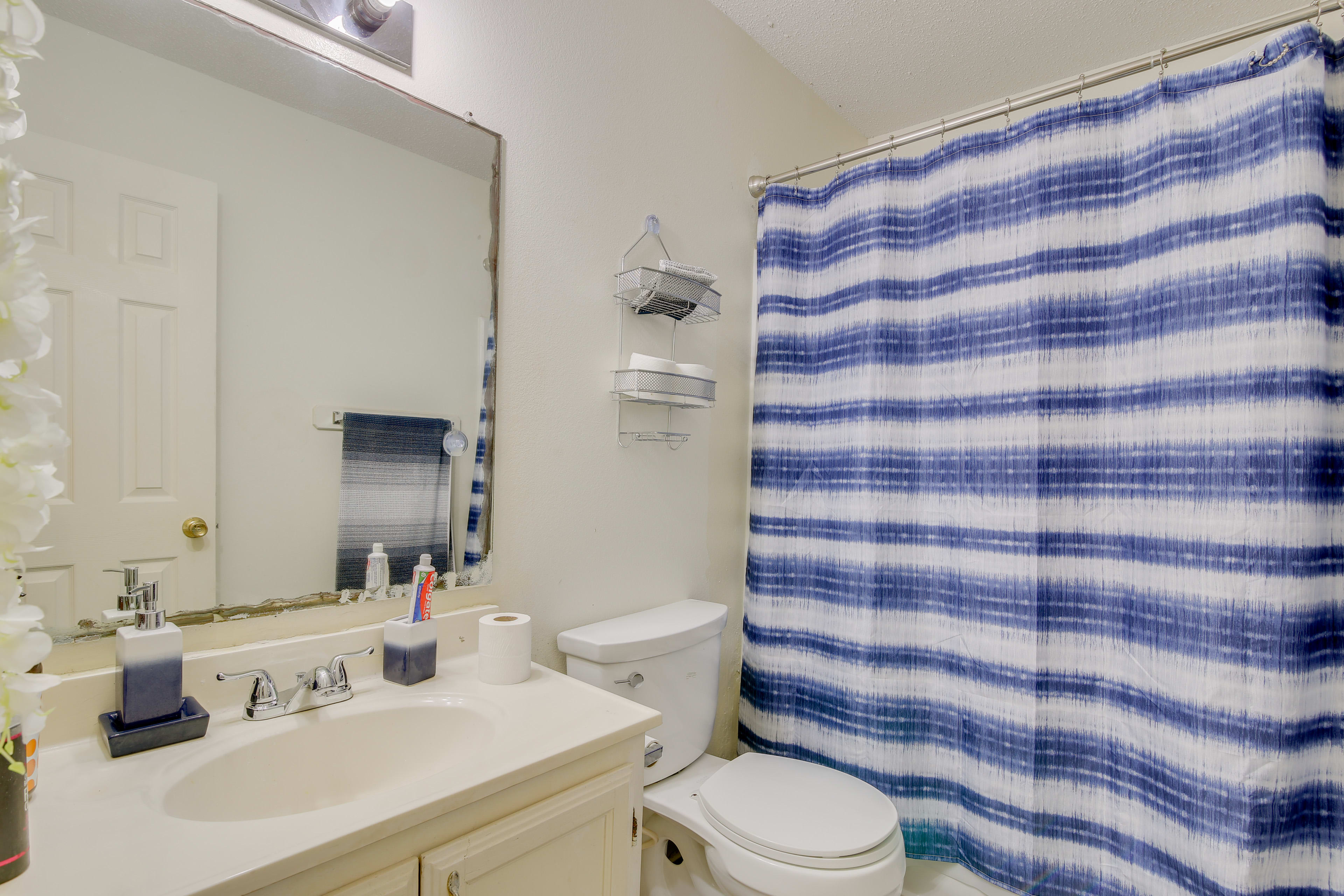 Full Bathroom | 2nd Floor | Complimentary Toiletries