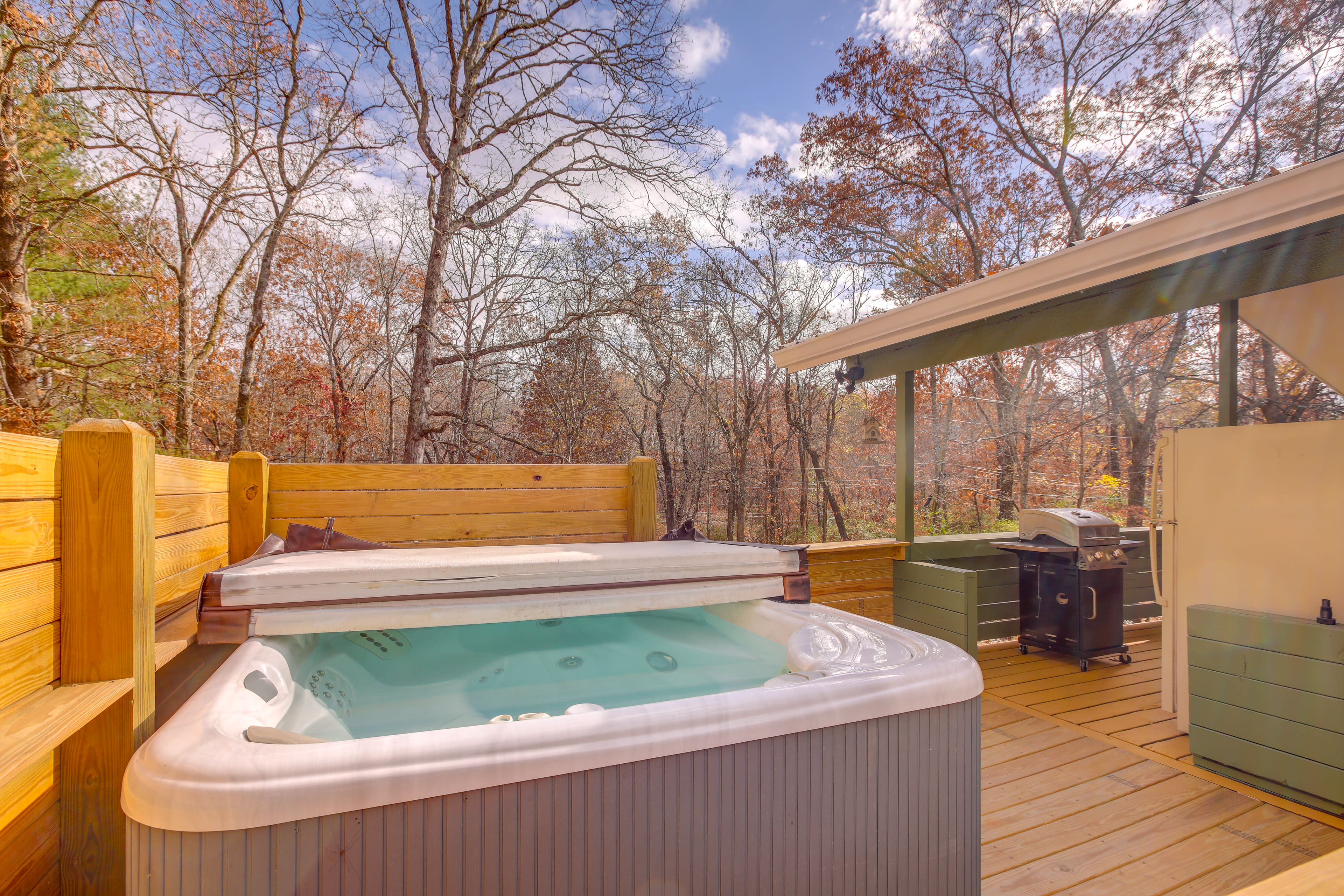 Pet-Friendly Chattanooga Cabin w/ Hot Tub & Kayaks