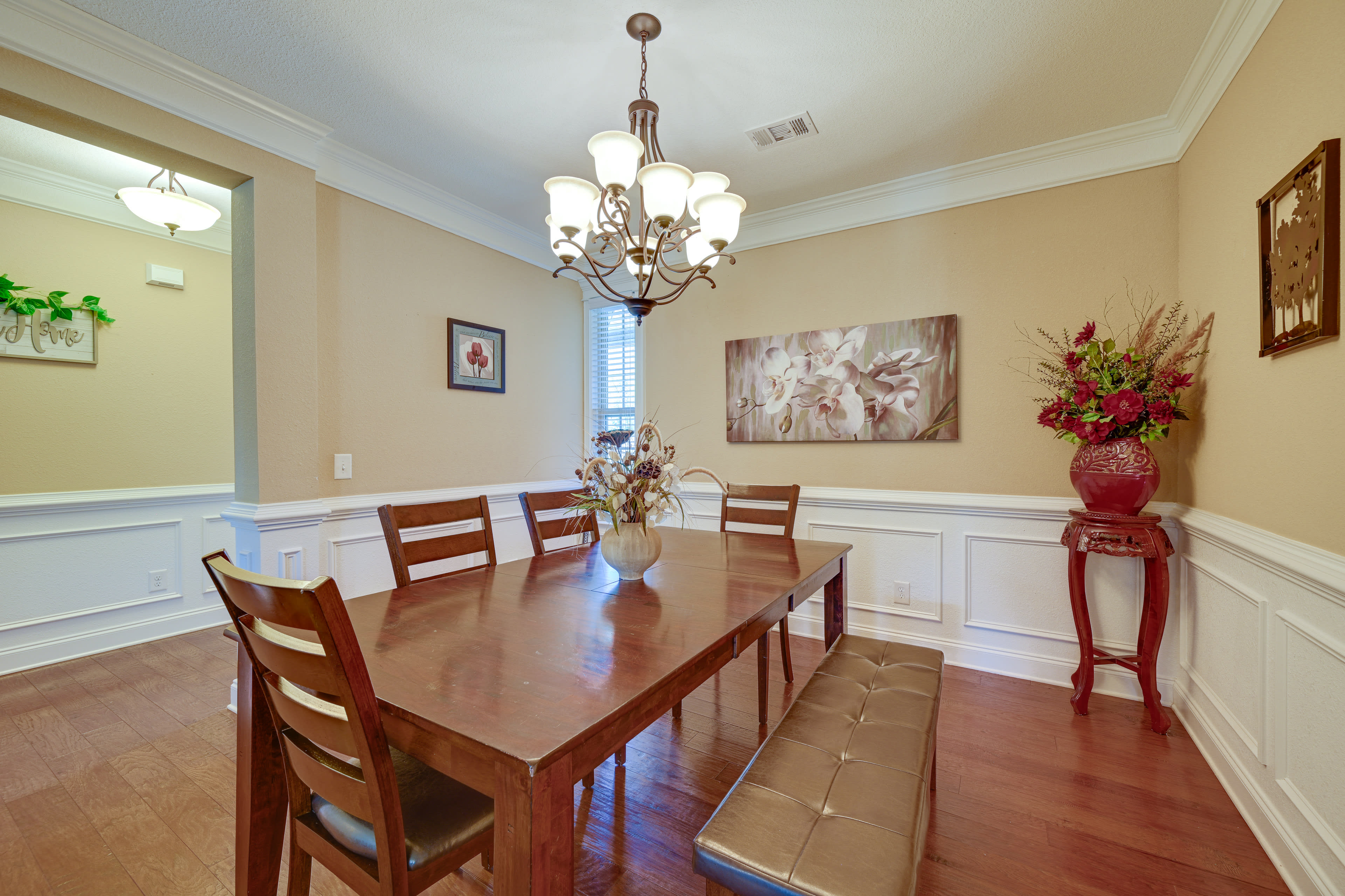 Dining Room | Workstation | Free WiFi