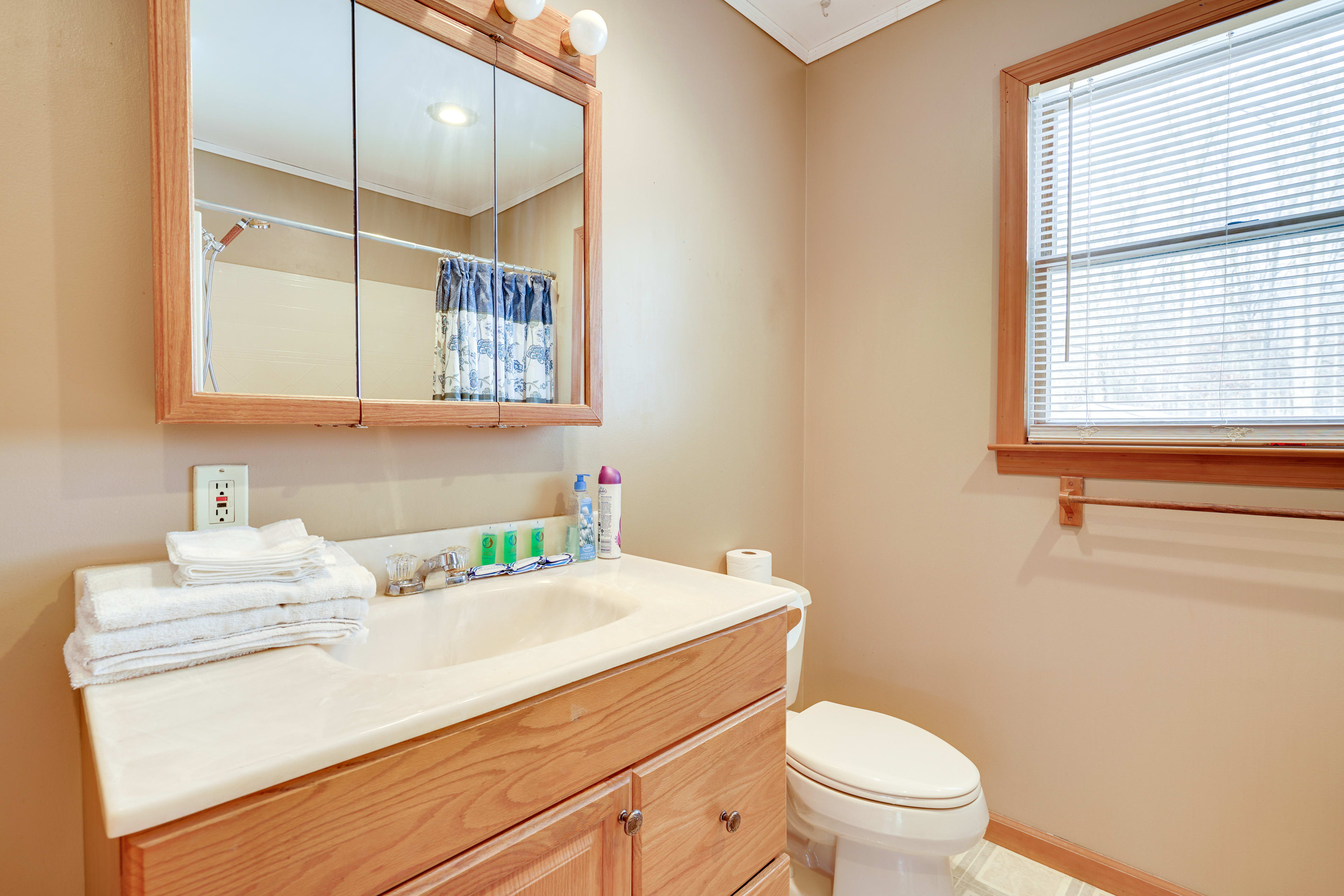 Full Bathroom | Complimentary Toiletries