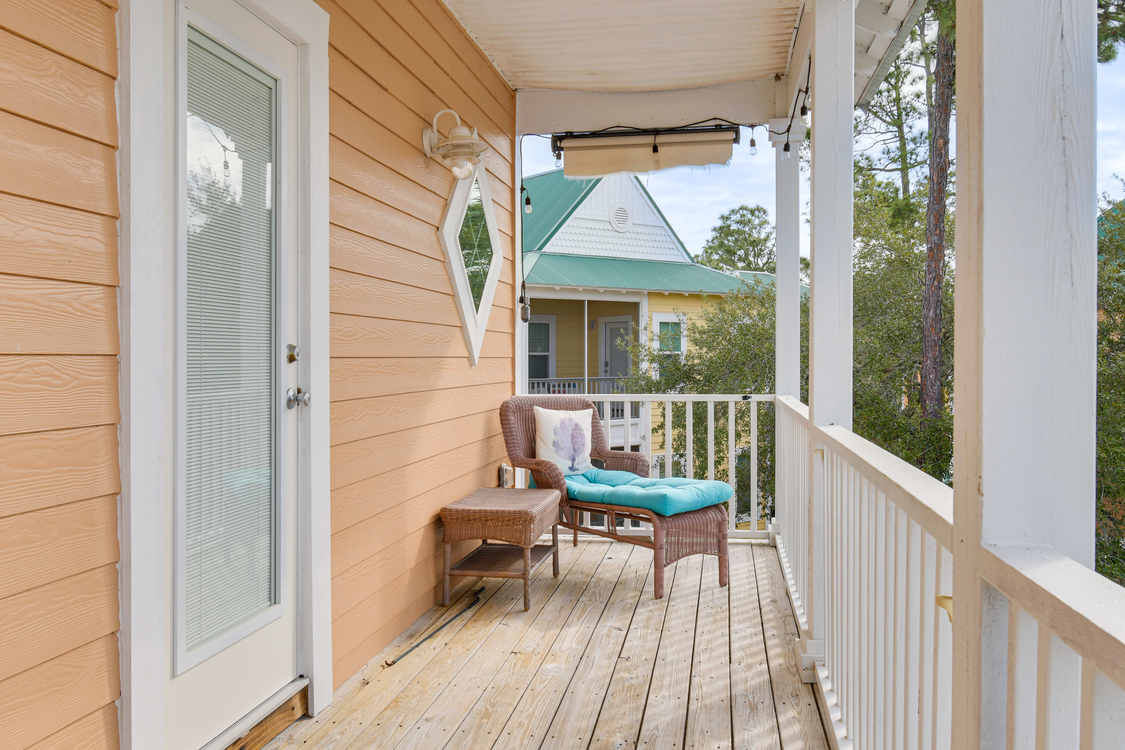 Private Balcony w/ Seating