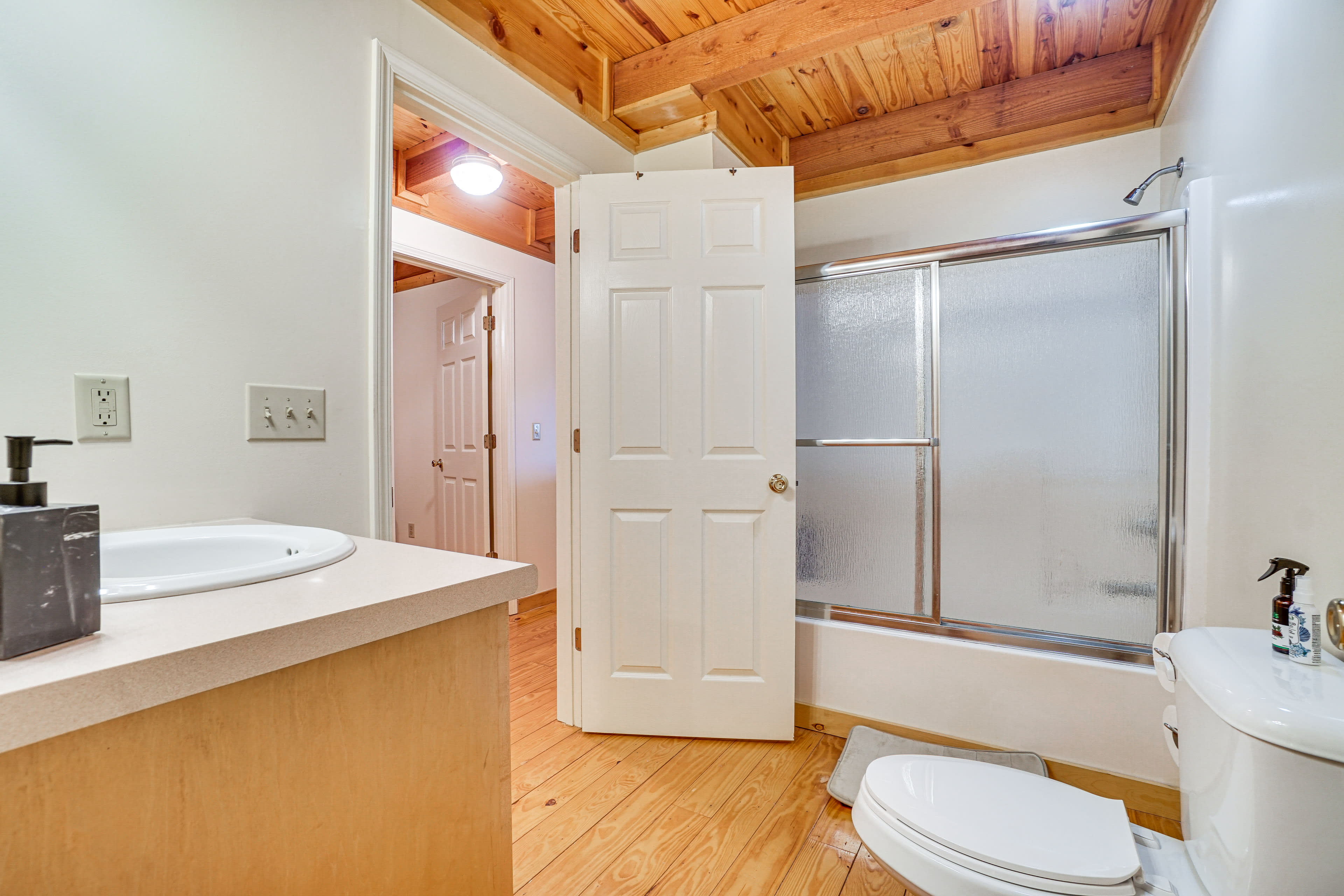 Full Bathroom | 1st Floor | Towels Provided