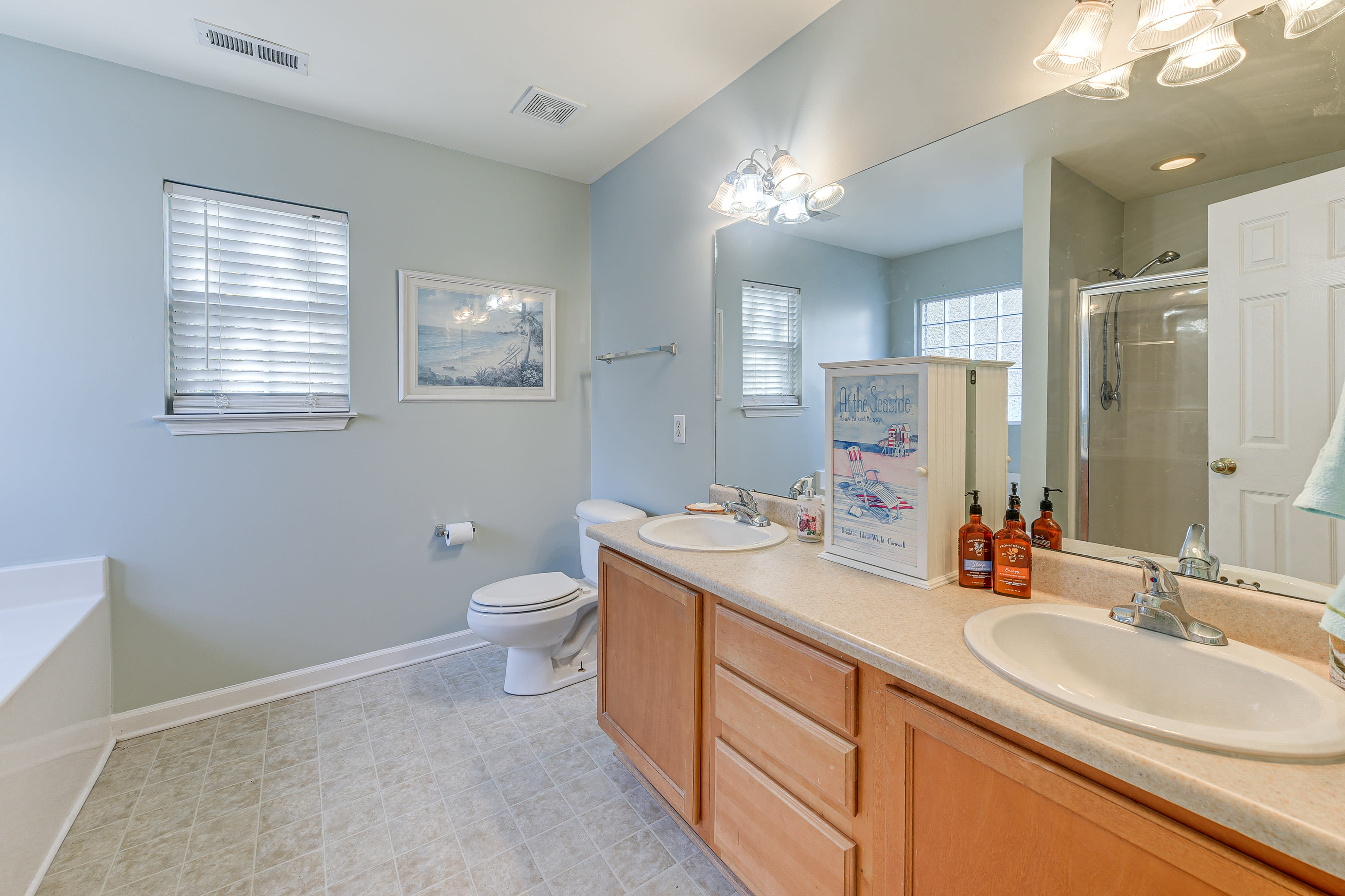 Full Bathroom | Towels Provided | Complimentary Toiletries