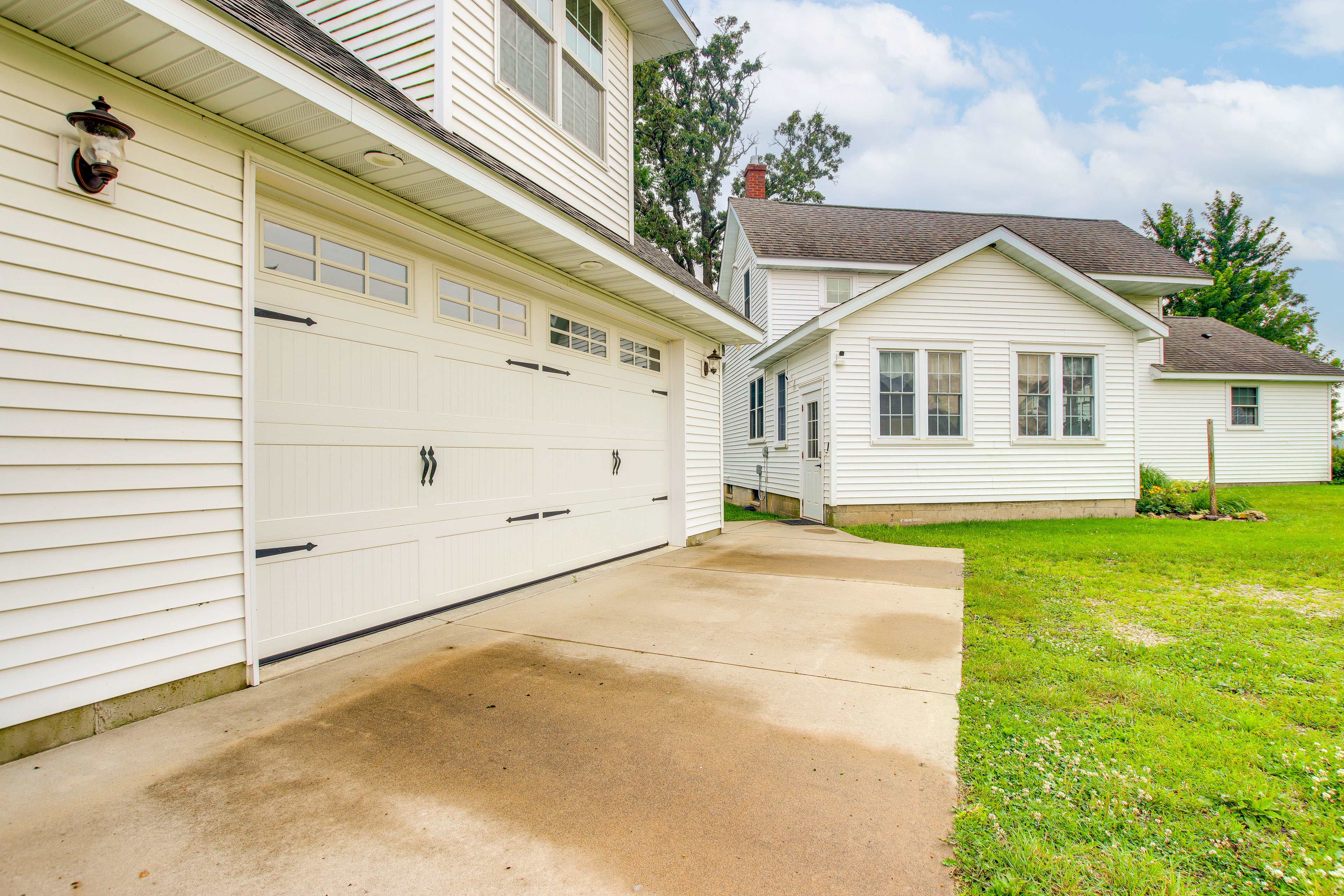 Parking | Garage (1 Vehicle) | Driveway (17 Vehicles) | RV/Trailer Parking