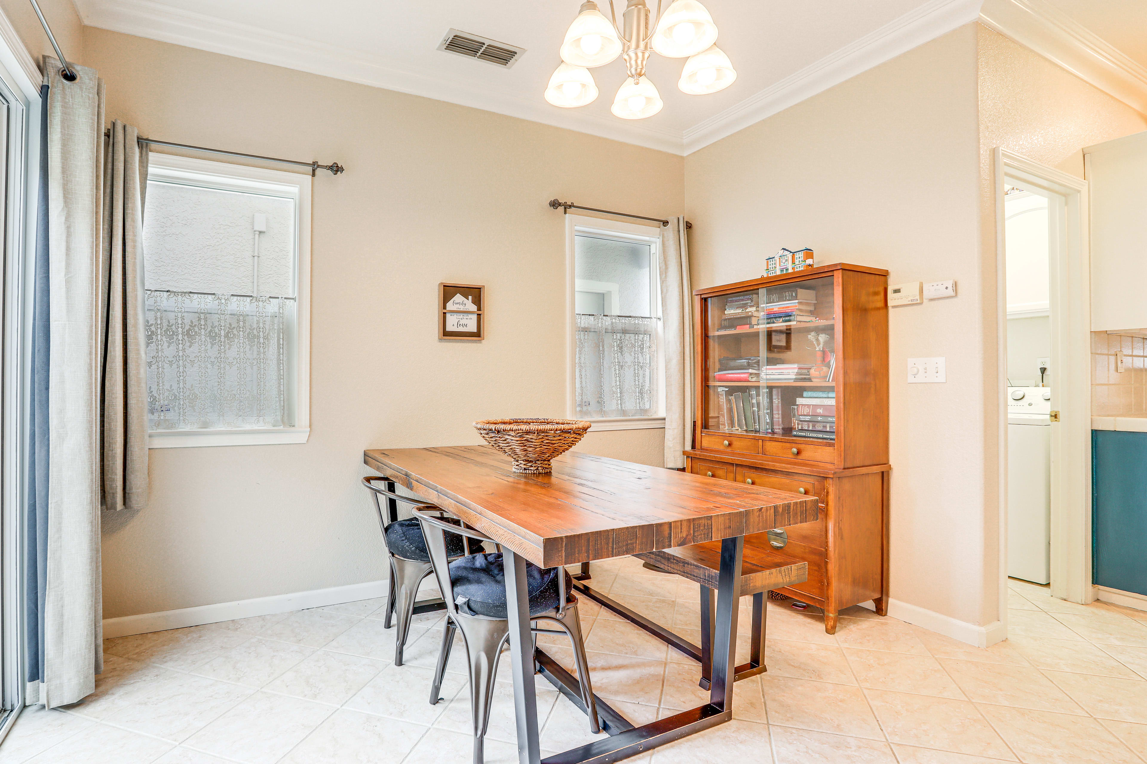 Dining Area | Dining Table | Dishware/Flatware | Free WiFi | Books | Board Games