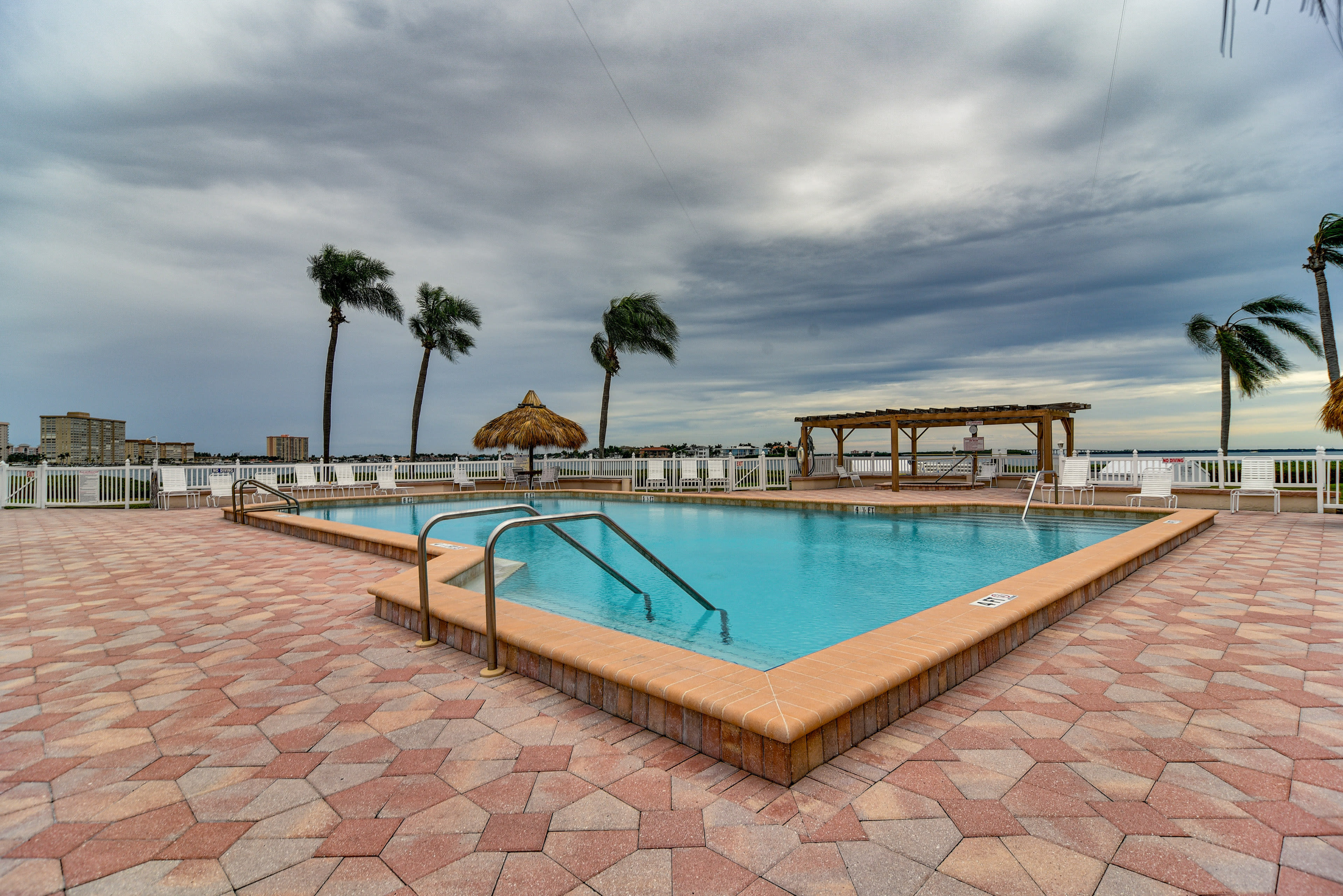 Community Pool | Self Check-In | 3 Mi to St. Pete Beach