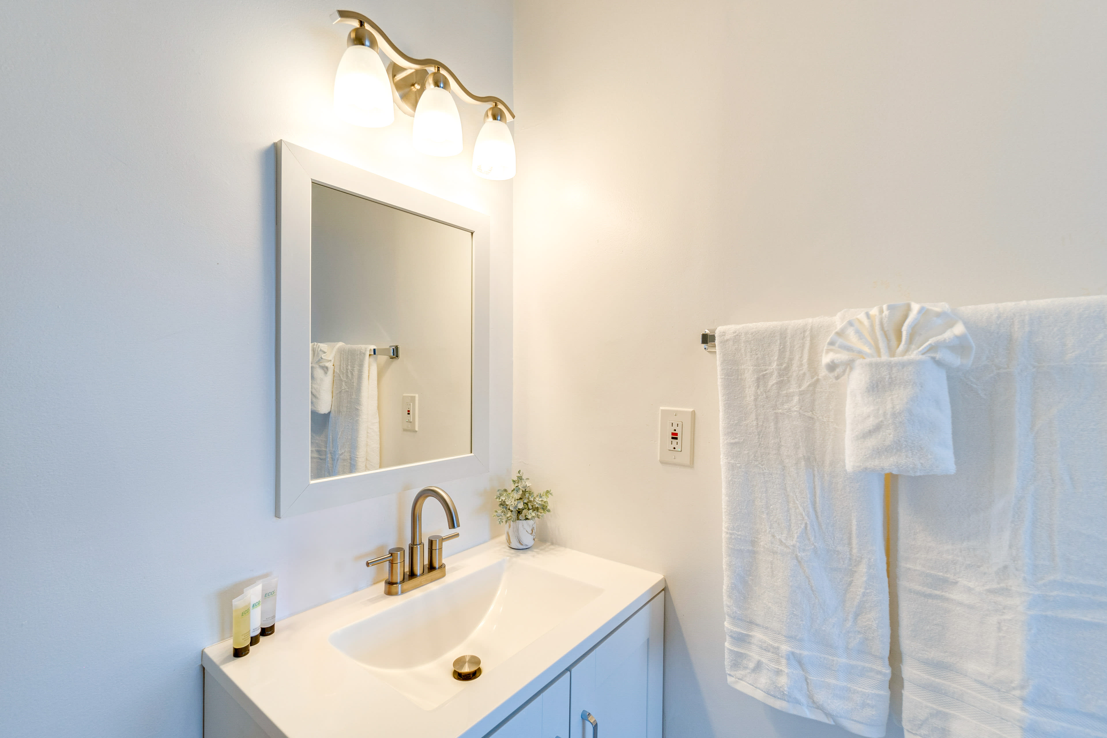 Full Bathroom | Complimentary Toiletries