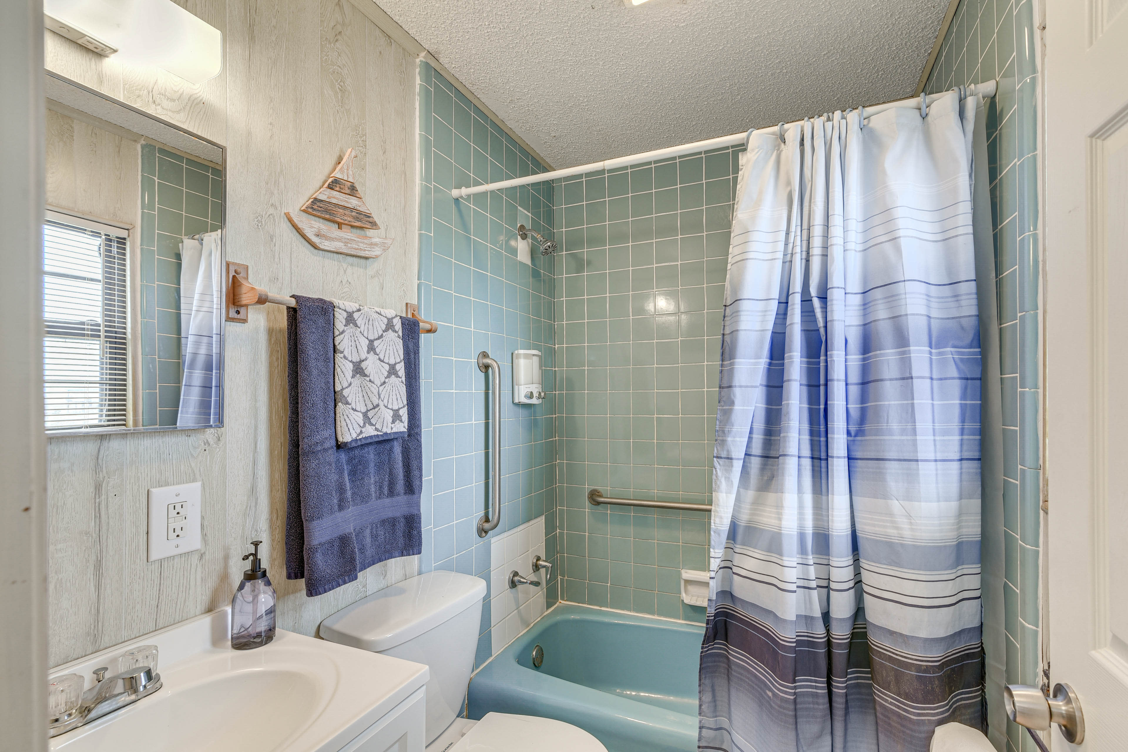 Full Bathroom | Complimentary Toiletries