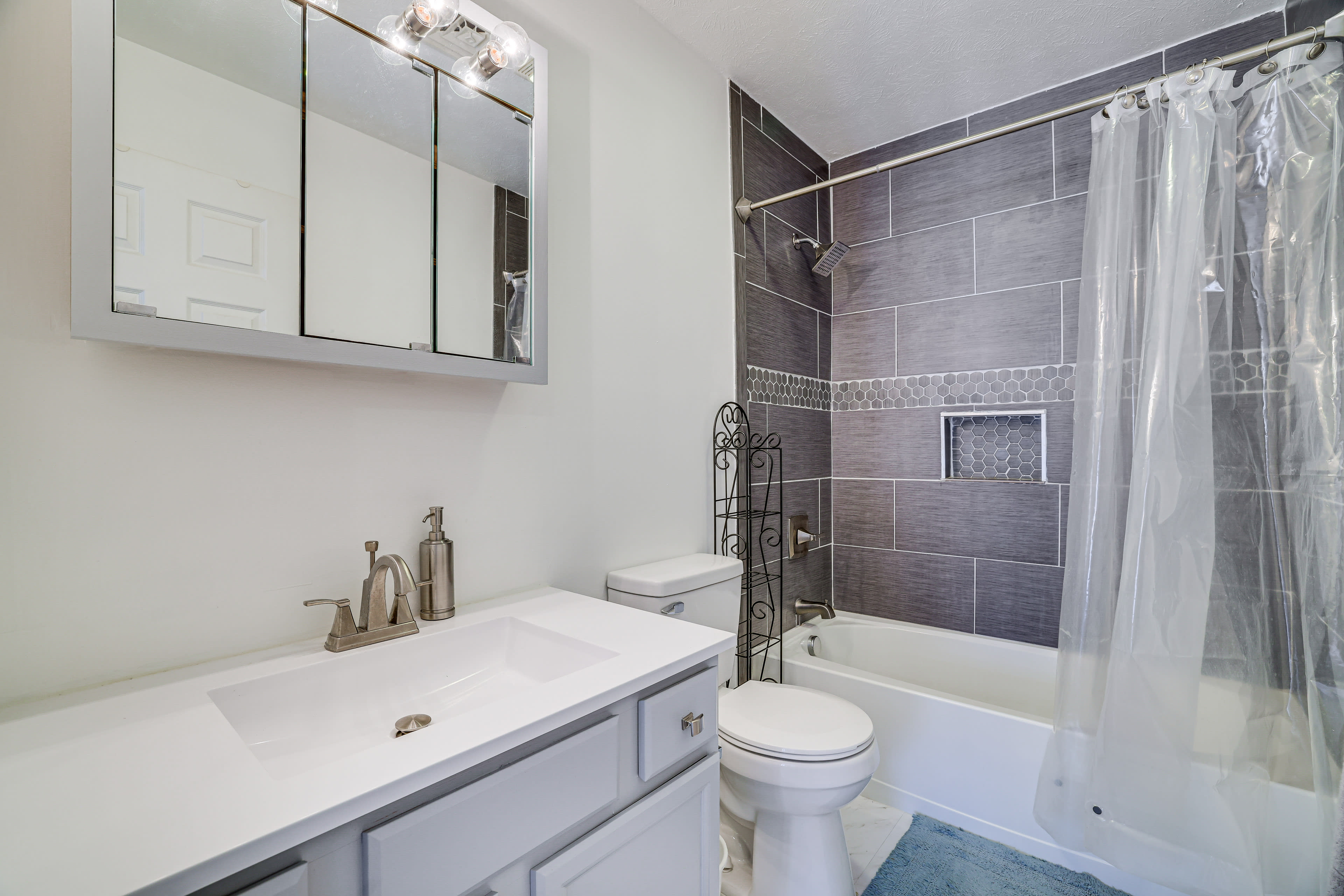 Full Bathroom | Complimentary Toiletries | Towels Provided | 2nd Floor