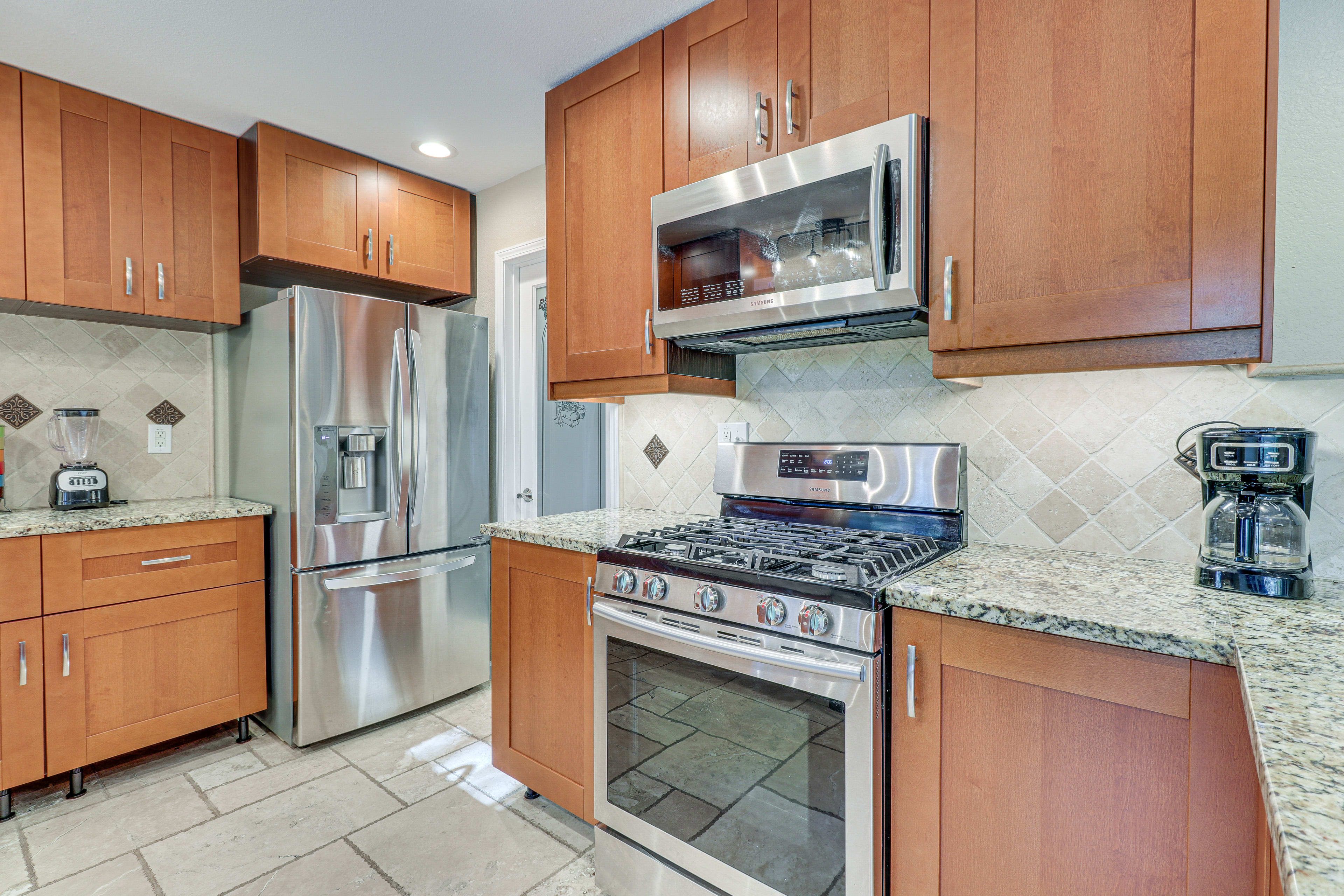 Kitchen | Stainless Steel Appliances w/ Dishwasher | Free WiFi