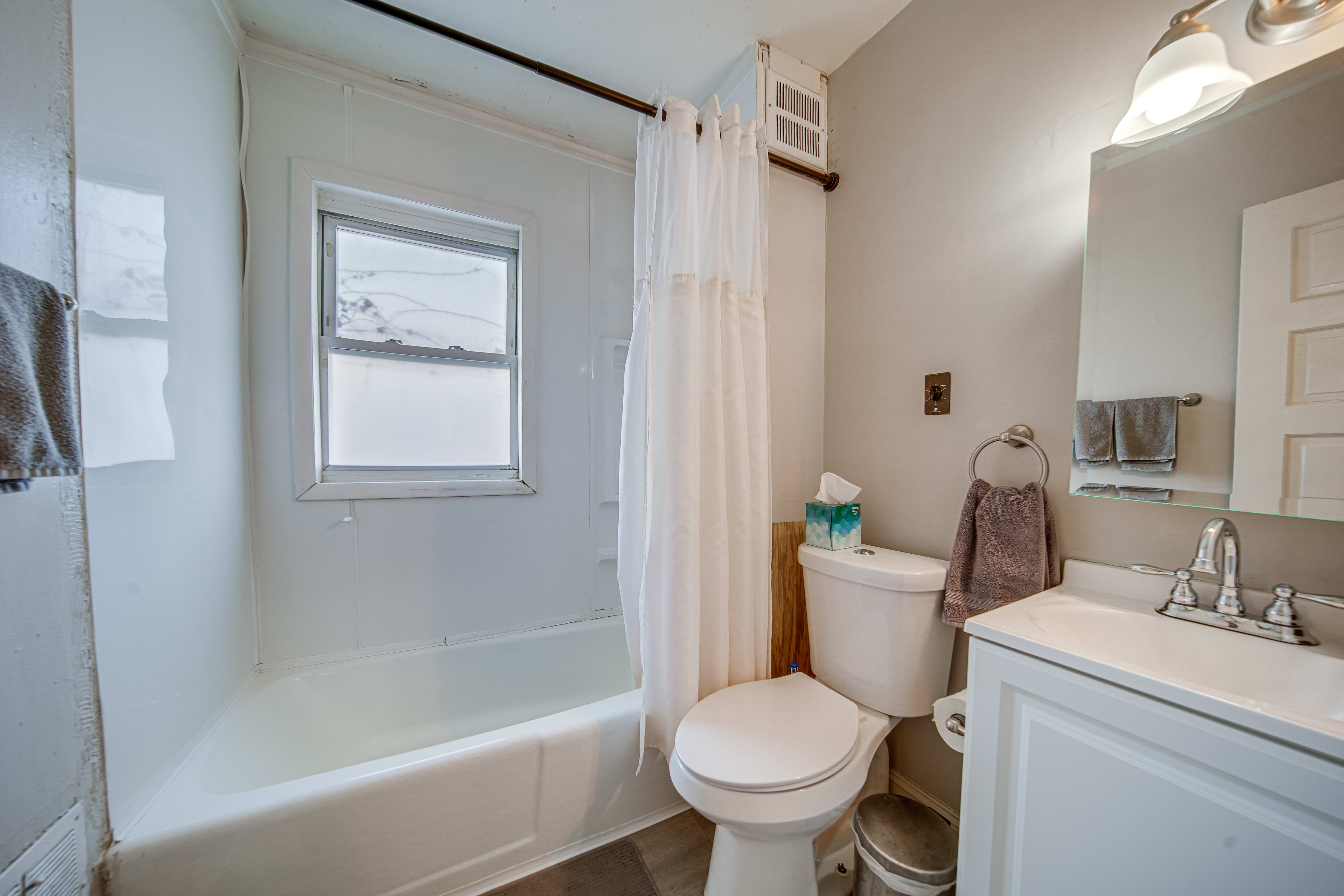 Full Bathroom | Complimentary Toiletries | Towels Provided | 2nd Floor