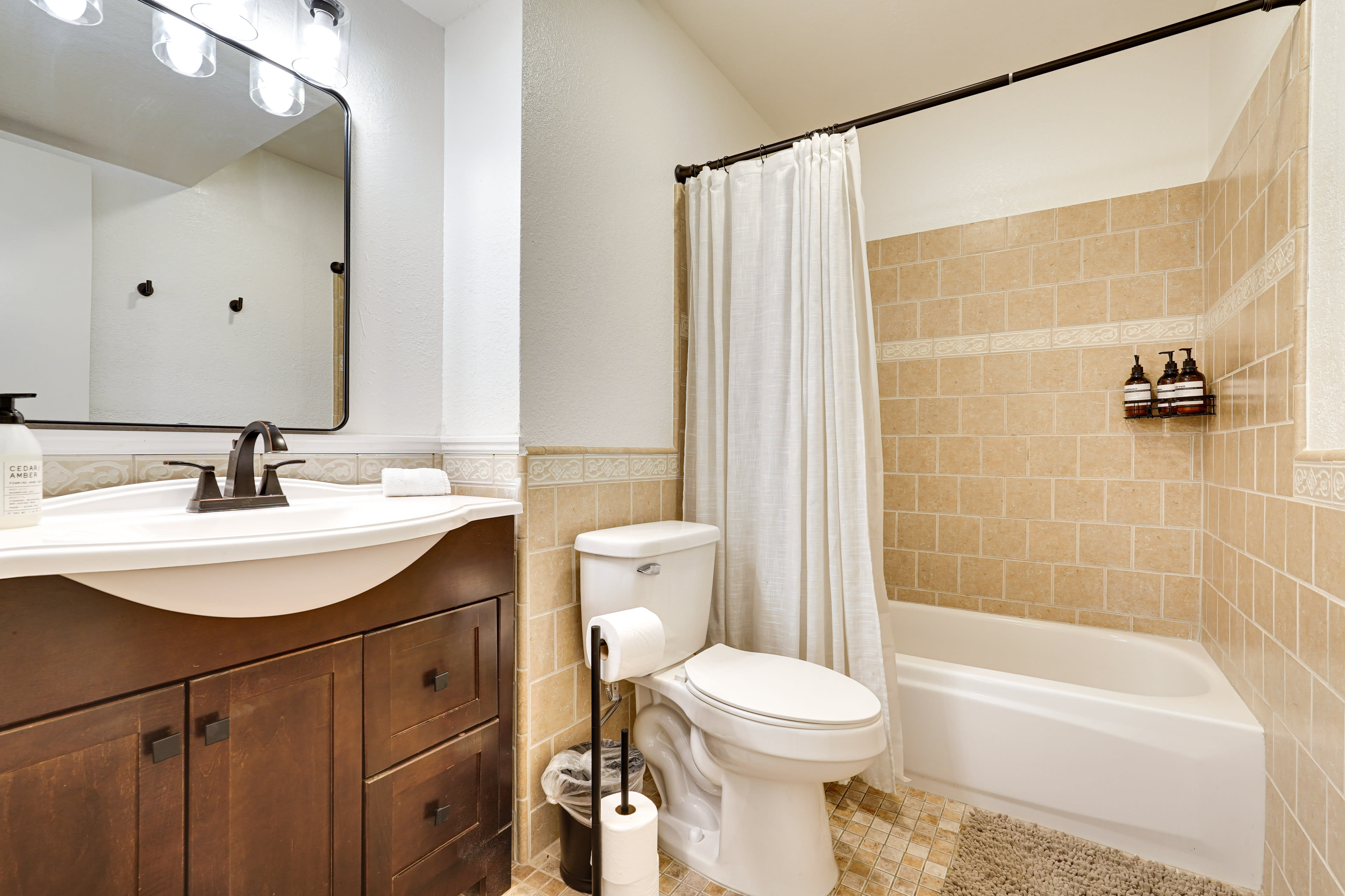 Full Bathroom | Shower/Tub Combo | Complimentary Toiletries