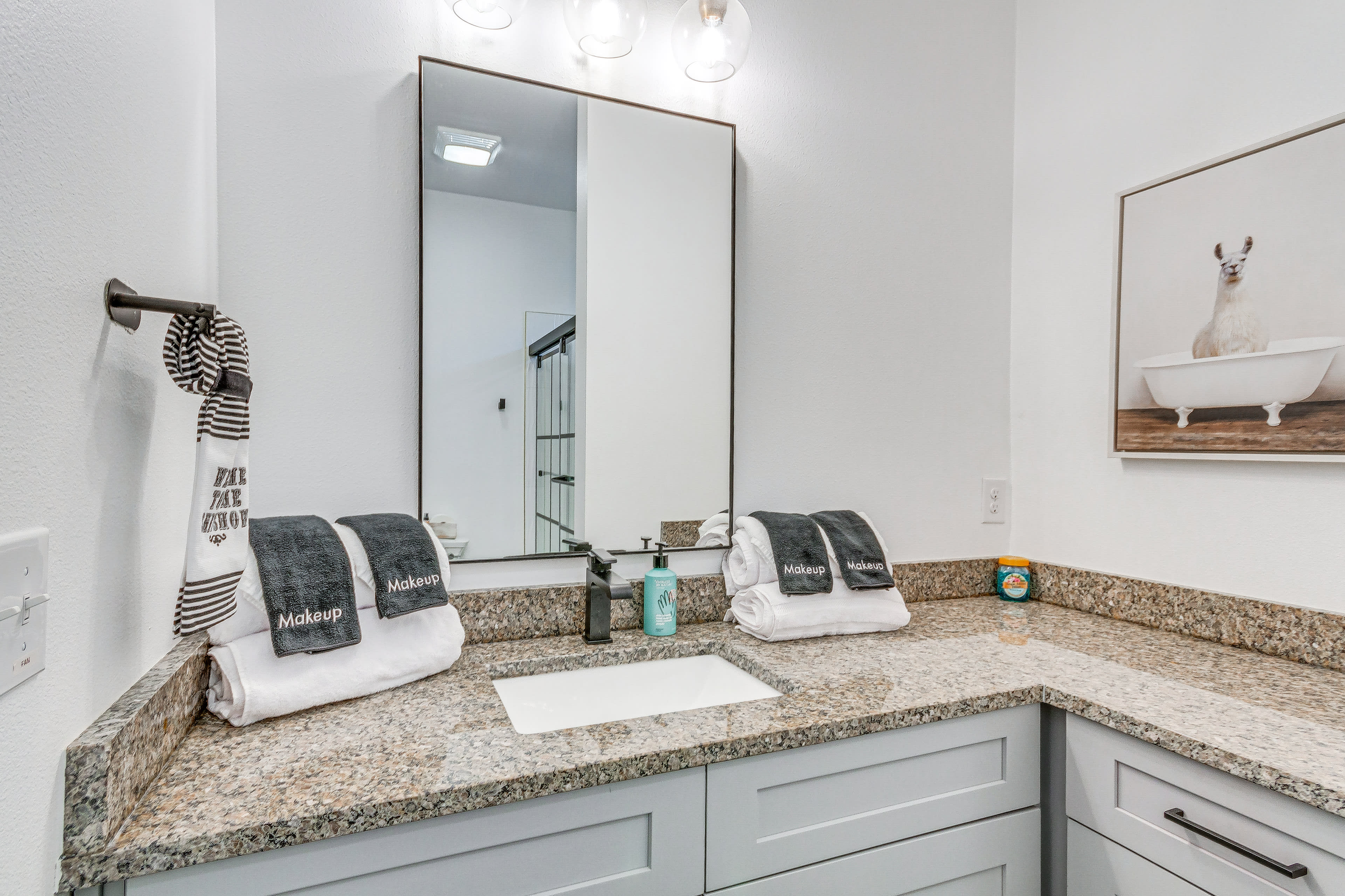 Full Bathroom | Complimentary Toiletries