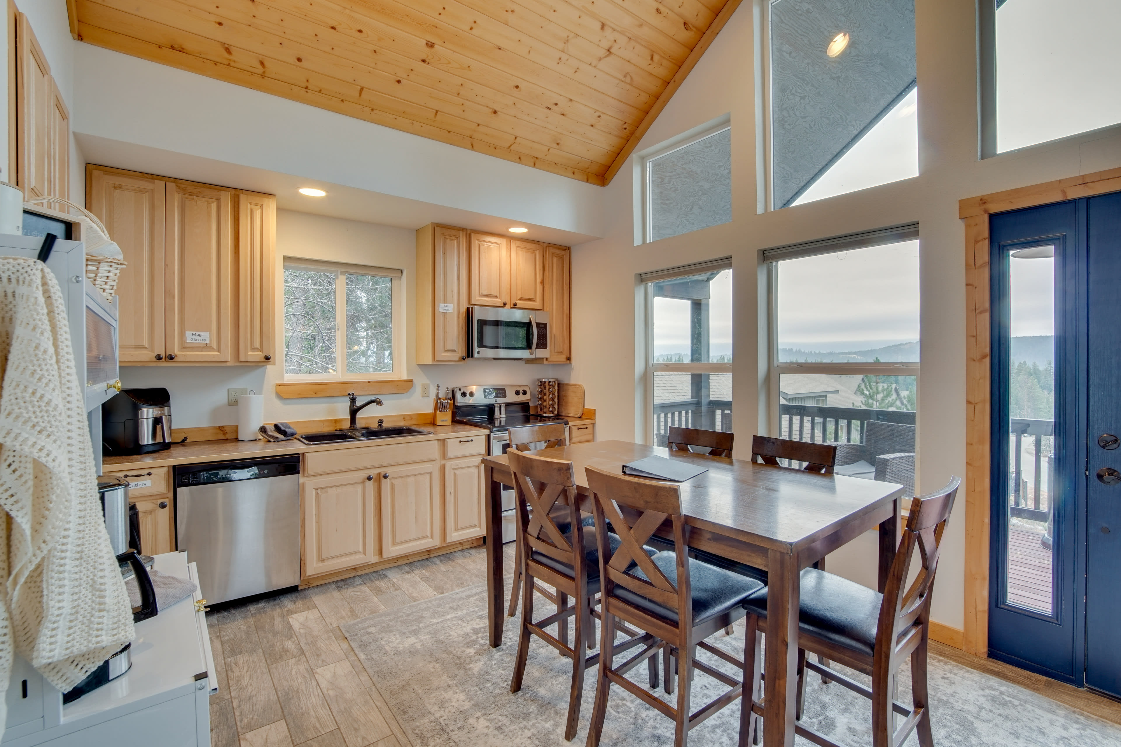 Dining Area | Dishware/Flatware Provided | 2nd Floor