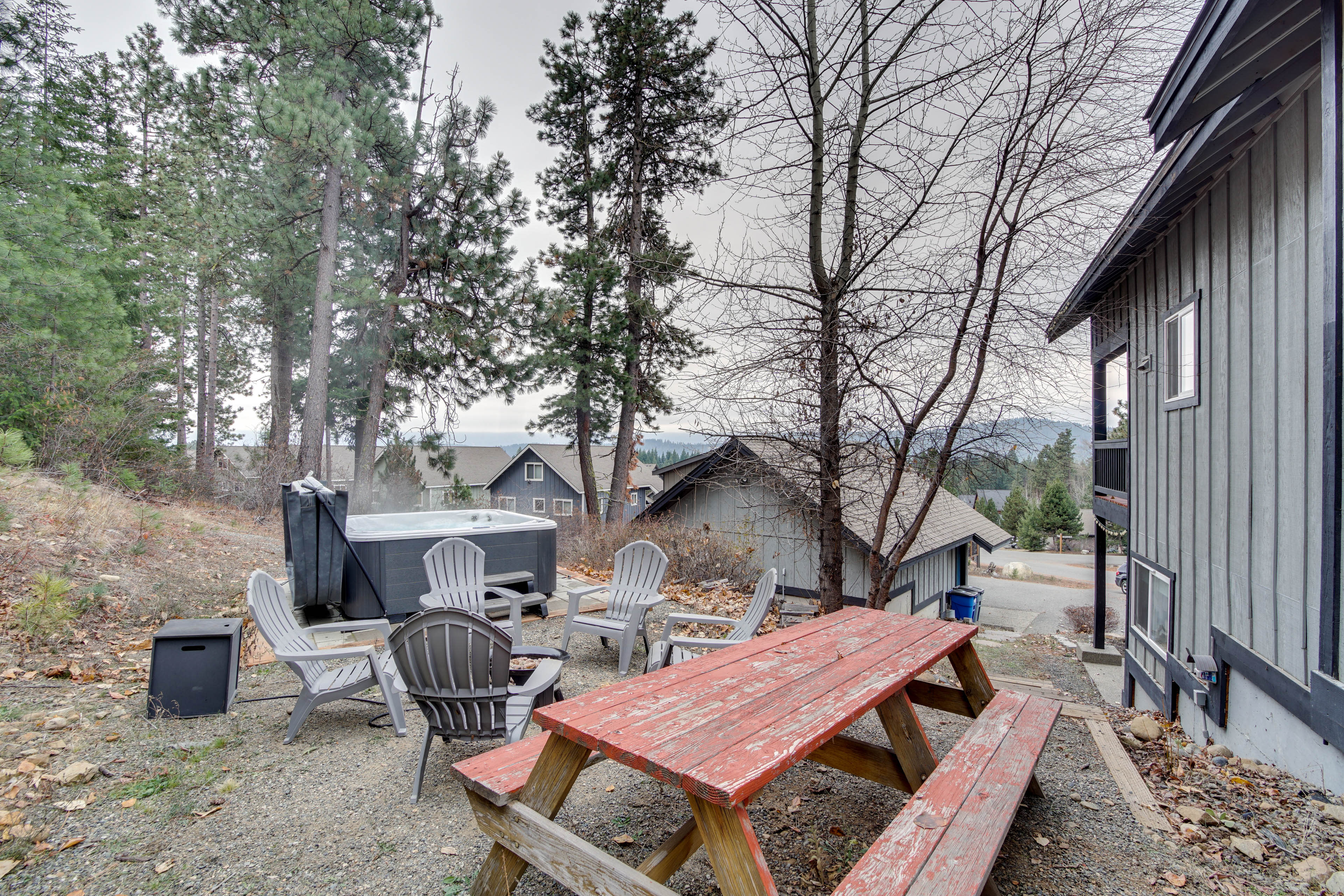 Backyard | Picnic Table | Gas Fire Pit | Private Hot Tub