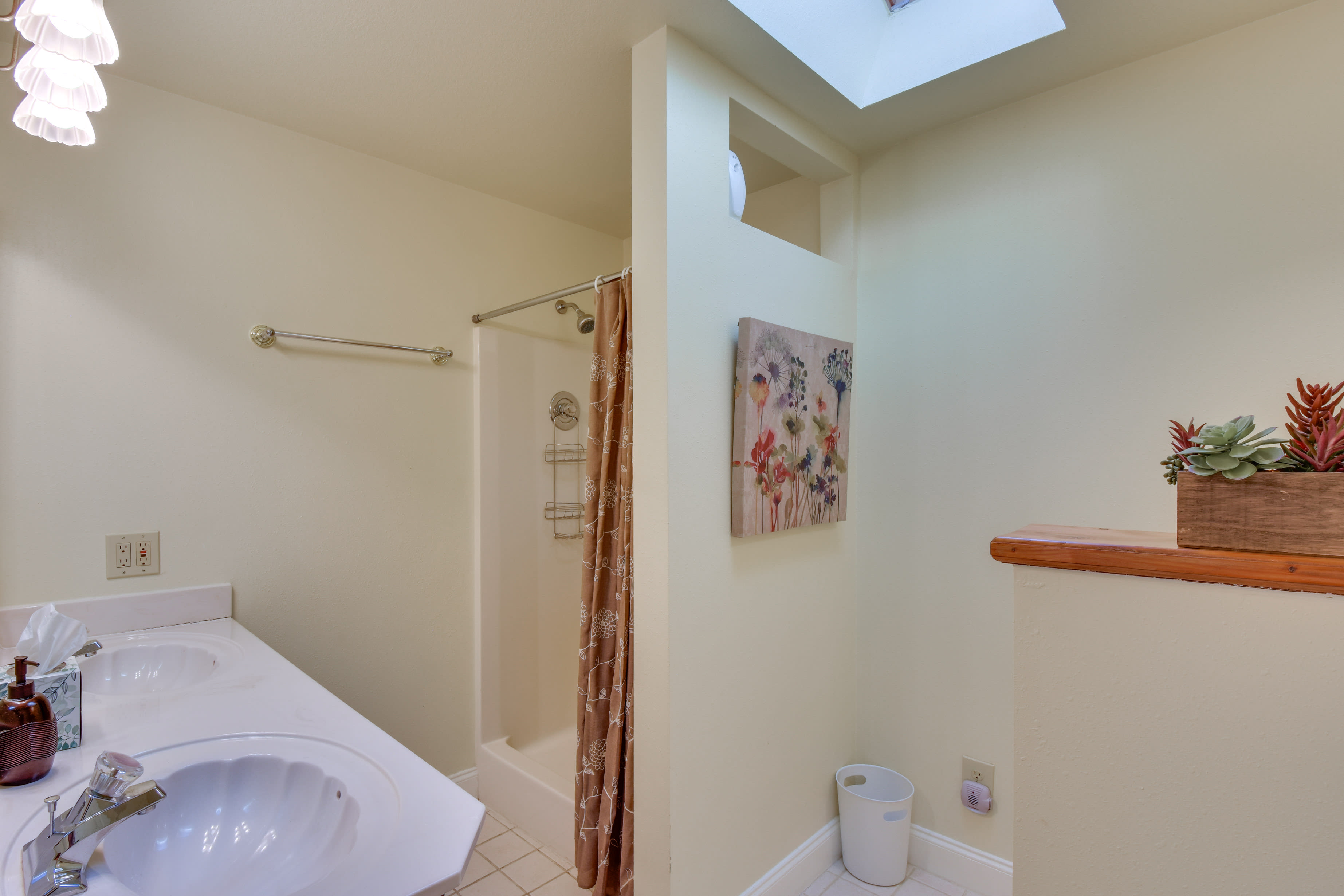 Full Bathroom | Towels Provided | Complimentary Toiletries