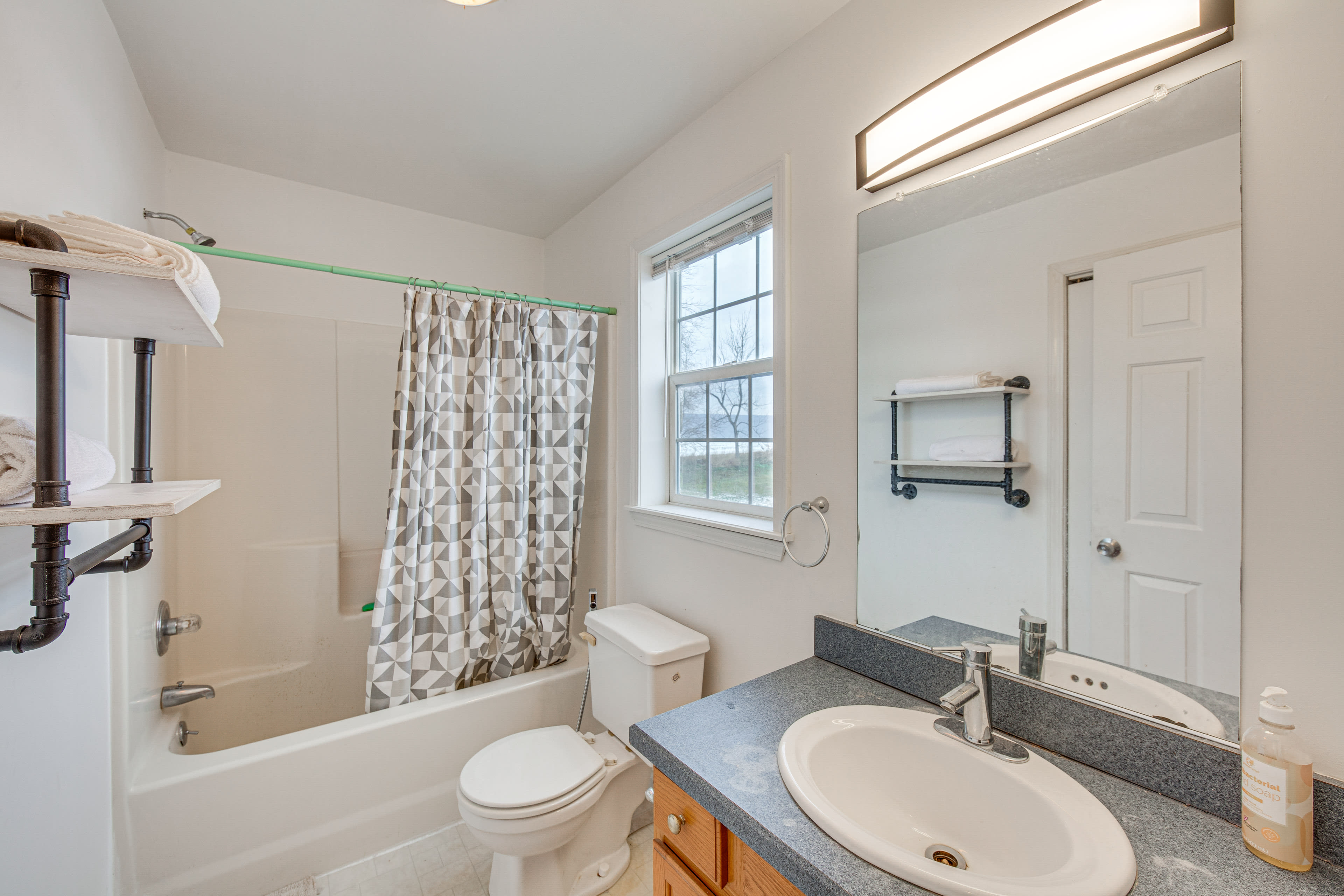 Full Bathroom | 2nd Floor | Shower/Tub Combo | Hair Dryer