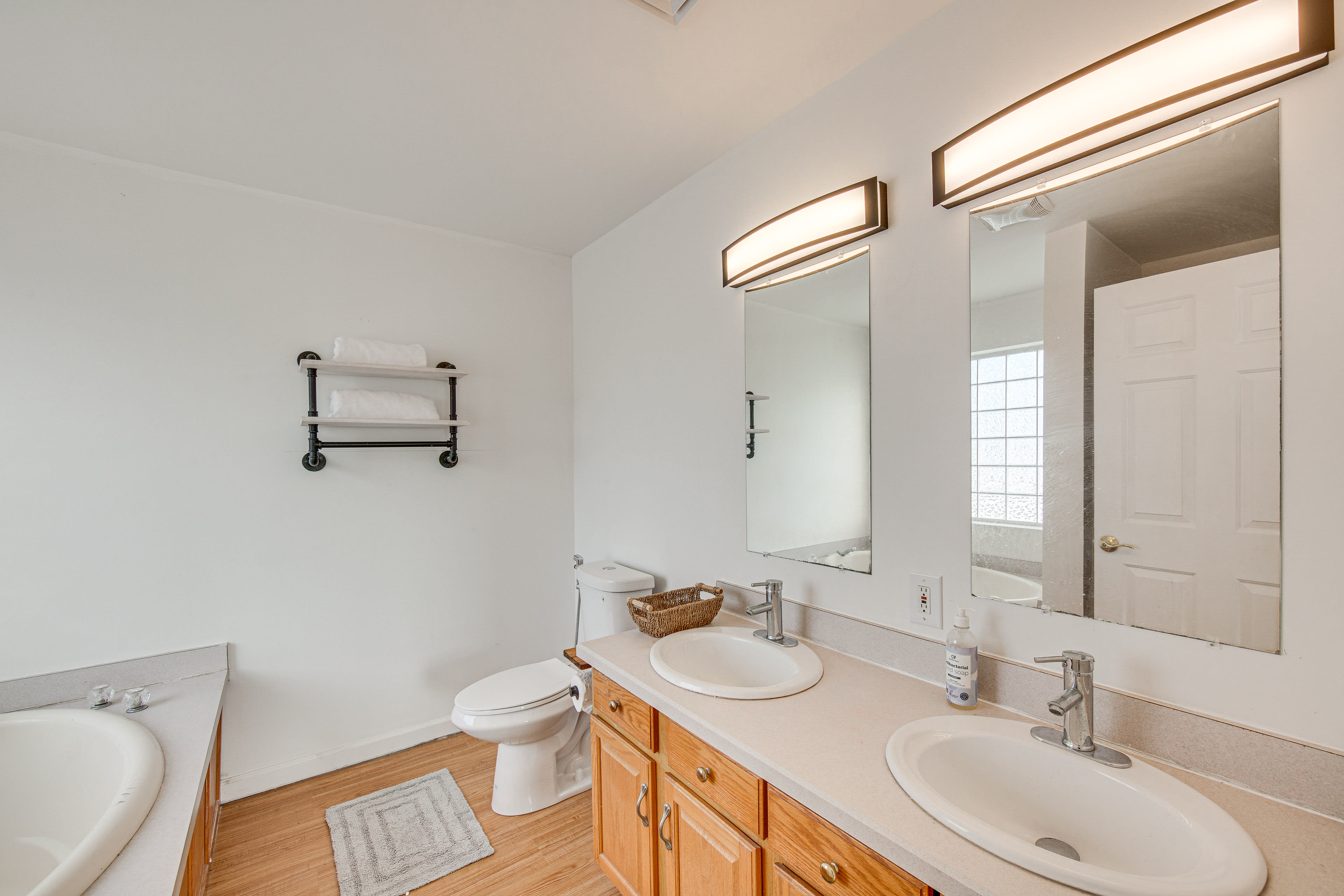 Full Bathroom | 2nd Floor | Soaking Tub | Towels Provided