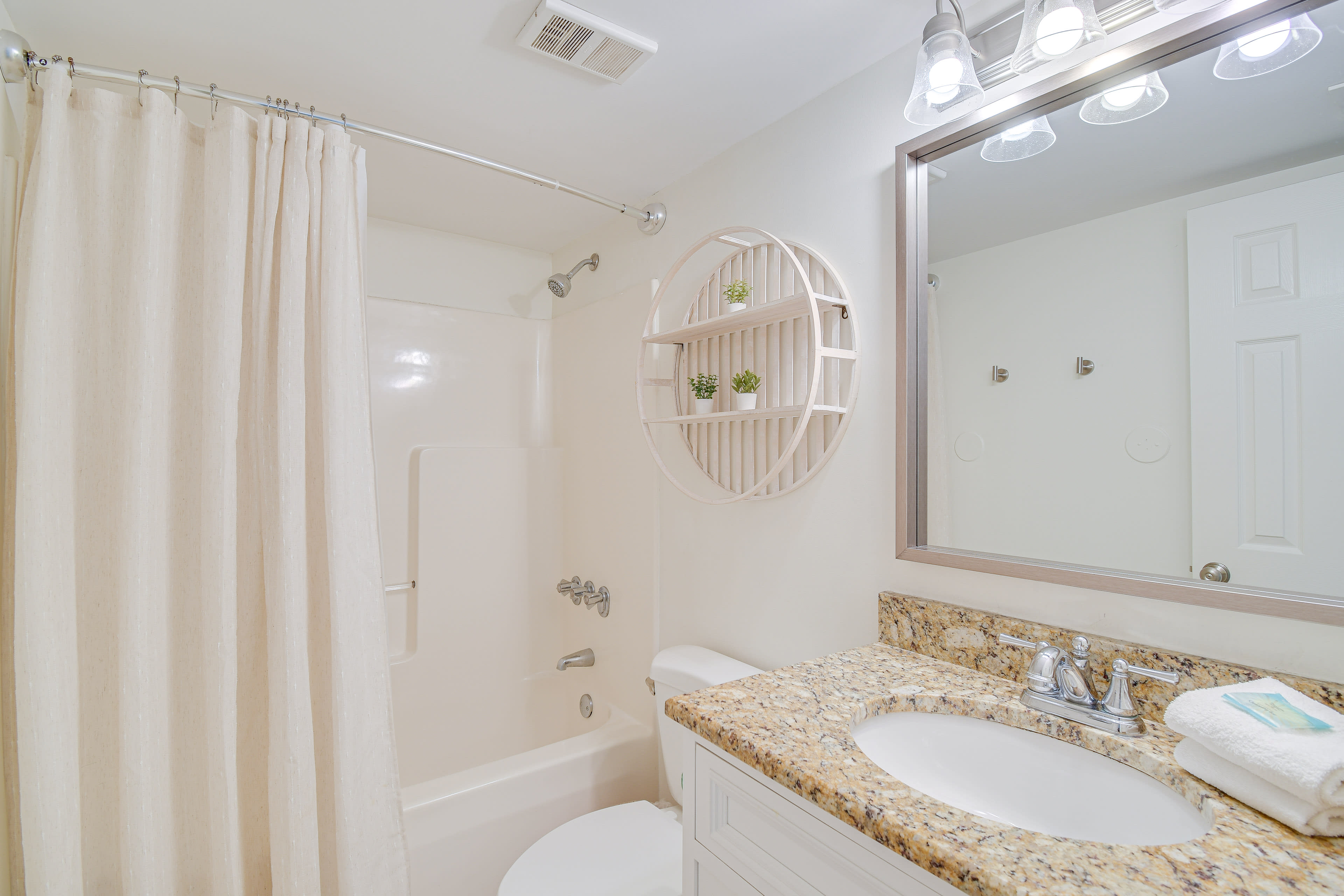 Full Bathroom | Towels Provided | Complimentary Toiletries