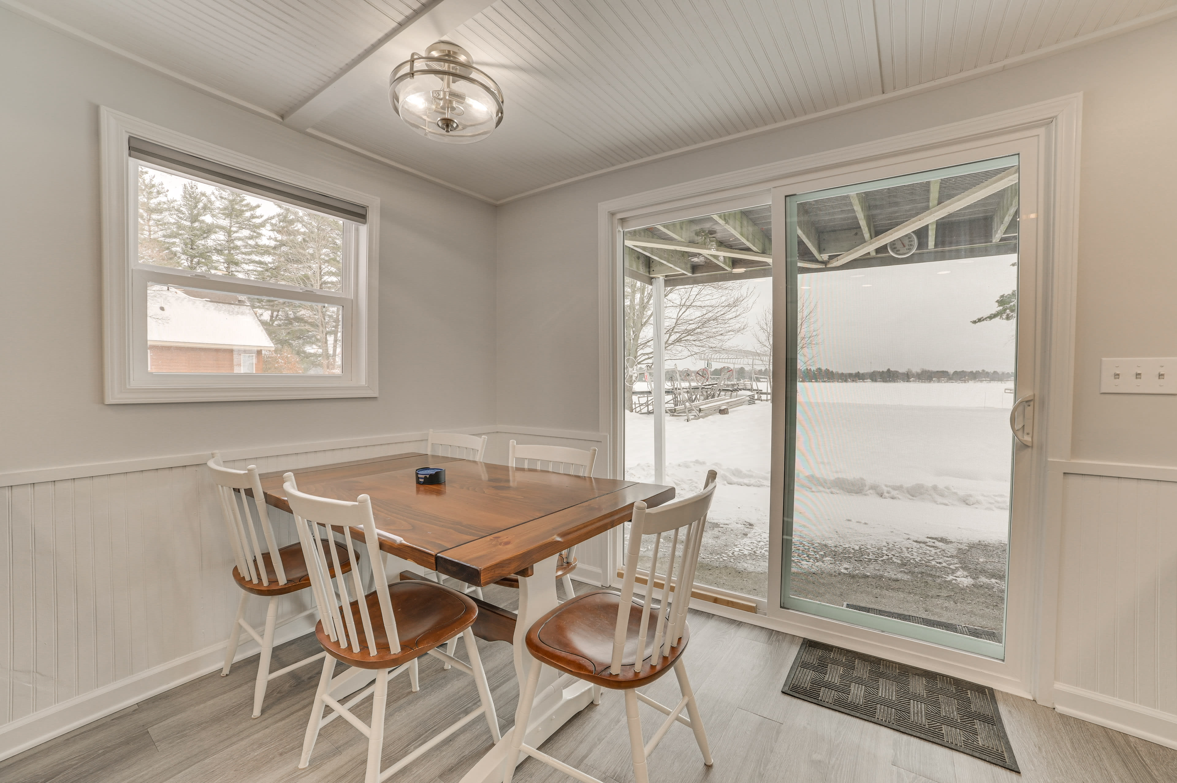 Dining Area | Dishware & Flatware Provided