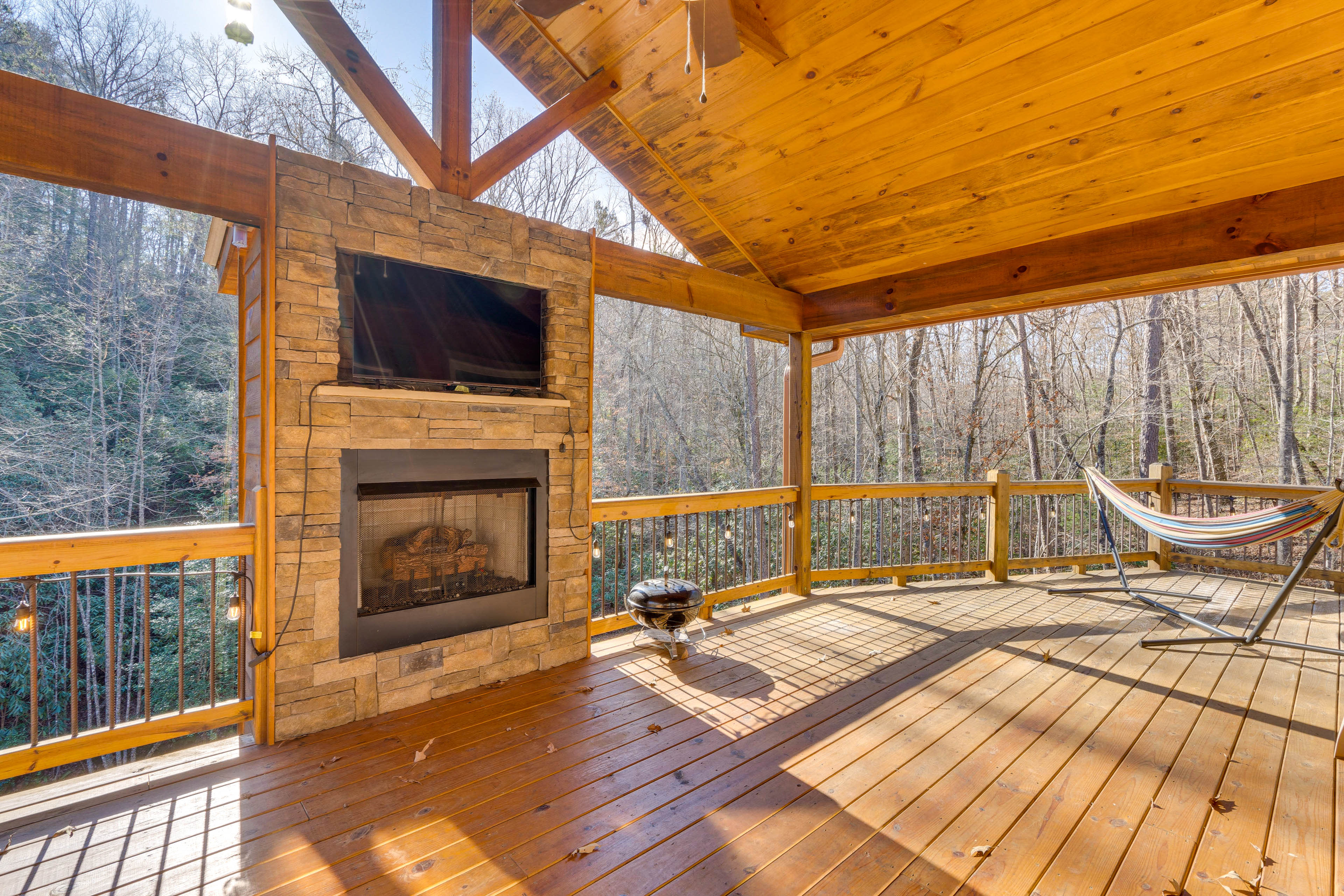 Deck | Fireplace | Smart TV | Charcoal Grill