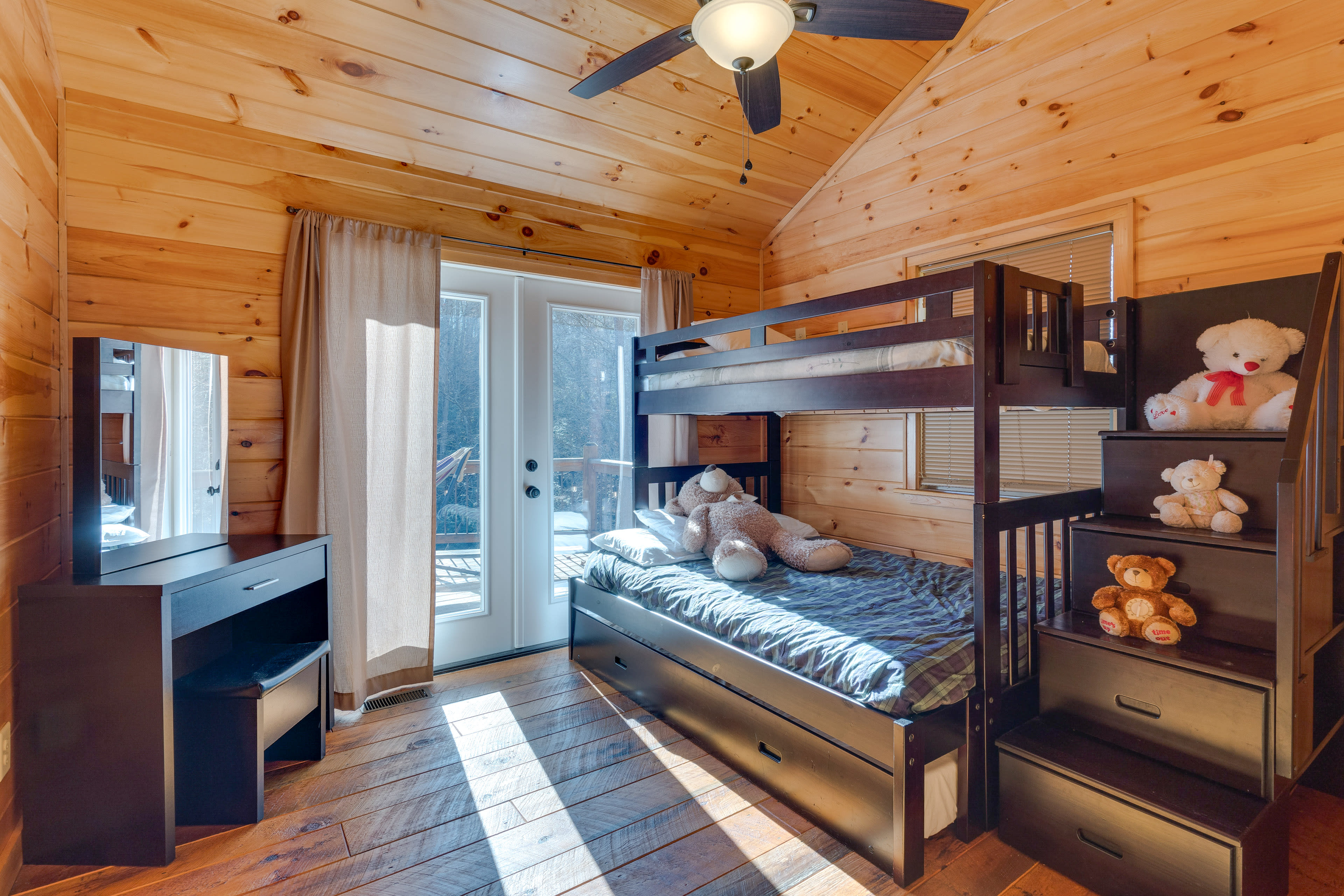 Bedroom 2 | Twin/Full Bunk Bed w/ Twin Trundle | Main Floor
