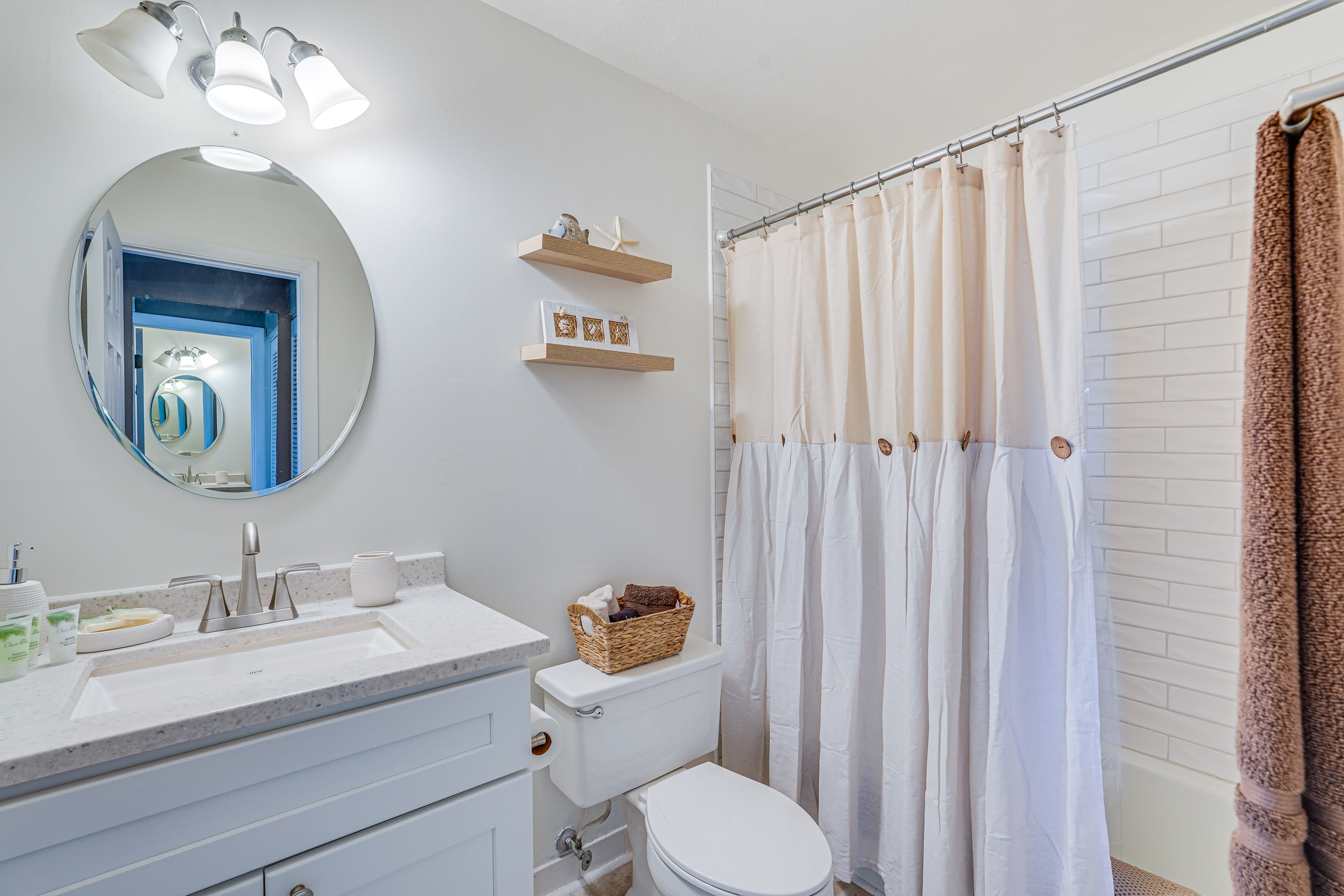 Full Bathroom | Towels Provided | Complimentary Toiletries