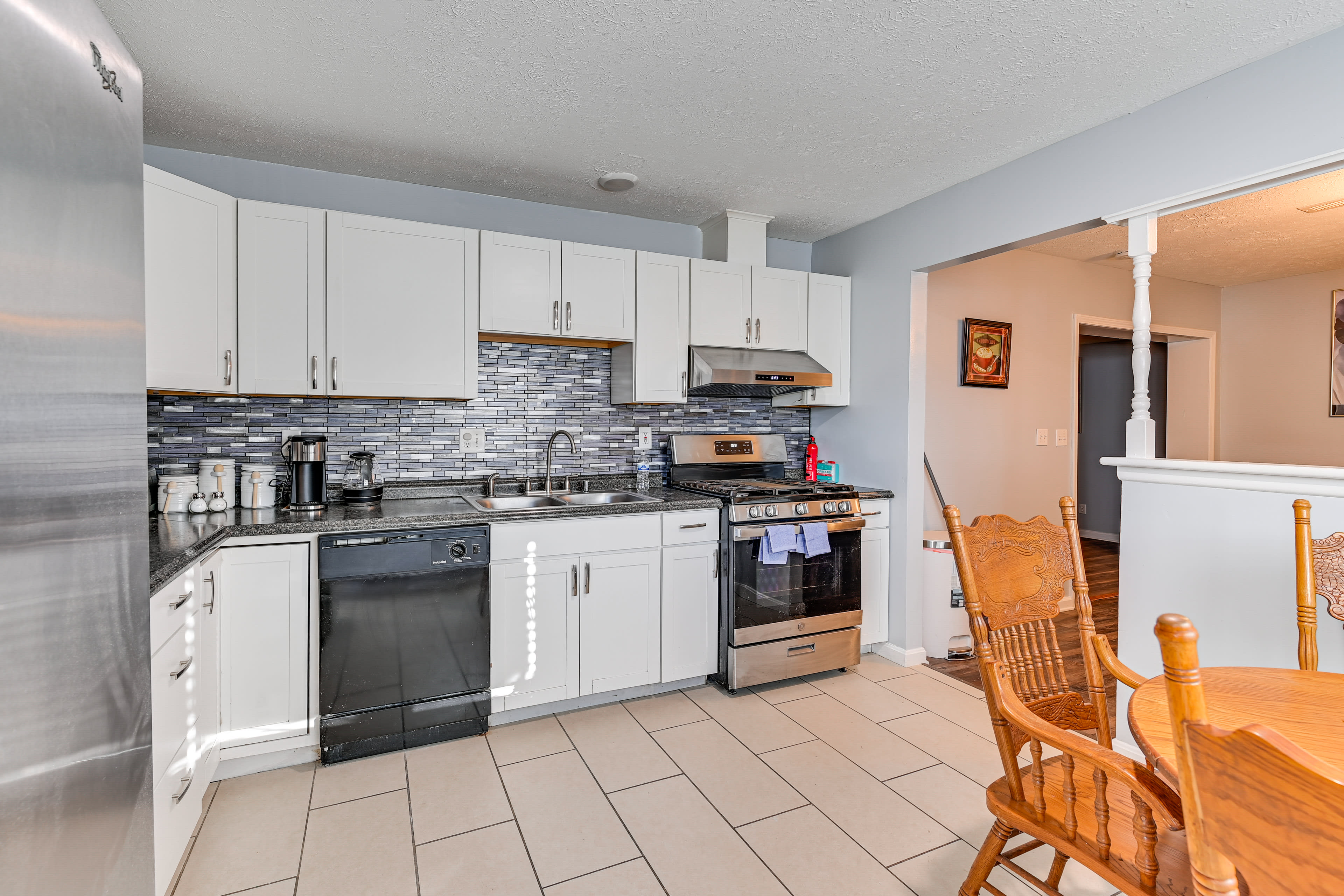 Kitchen | Equipped w/ Cooking Basics | Breakfast Table