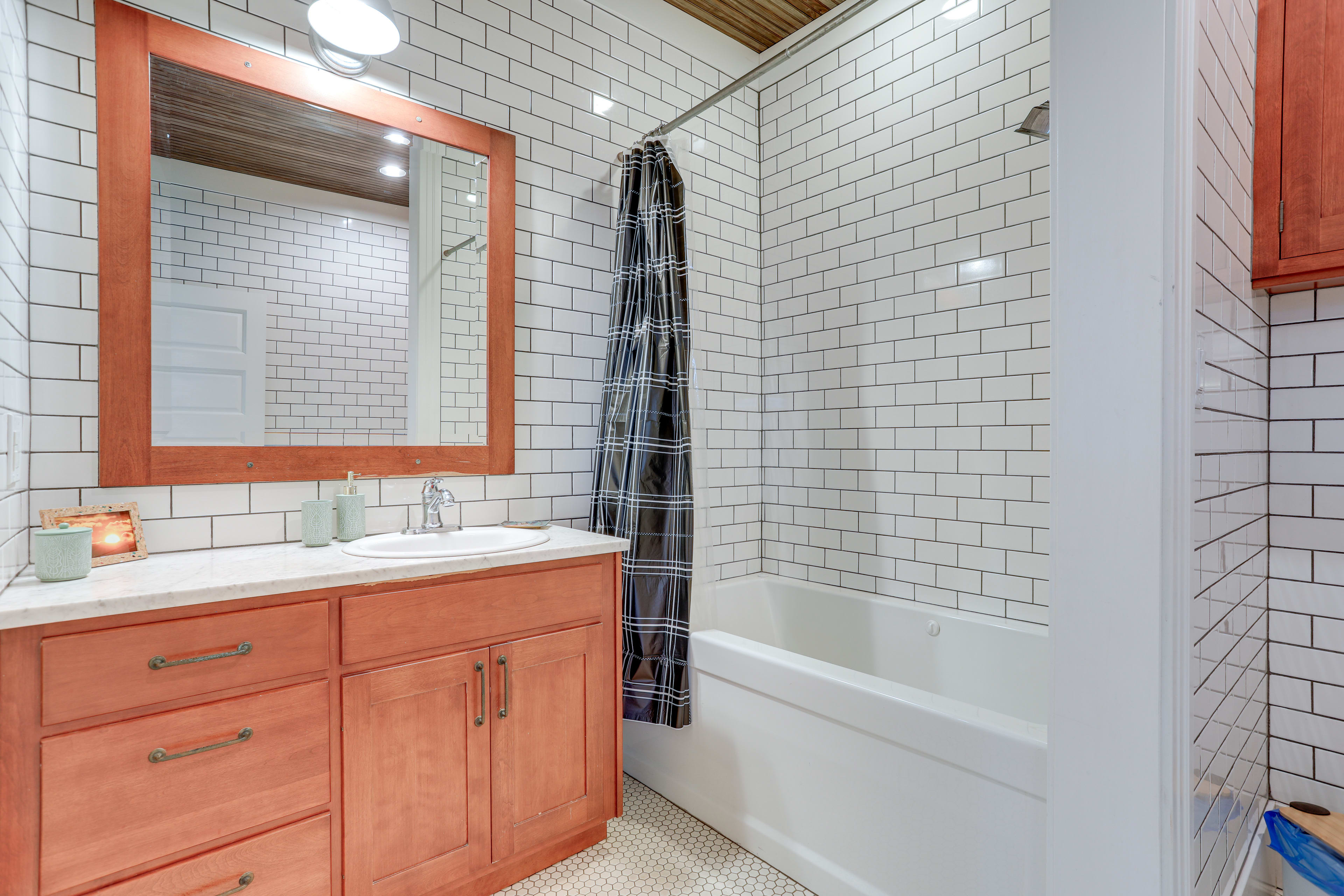 Full Bathroom | Complimentary Toiletries | Towels Provided