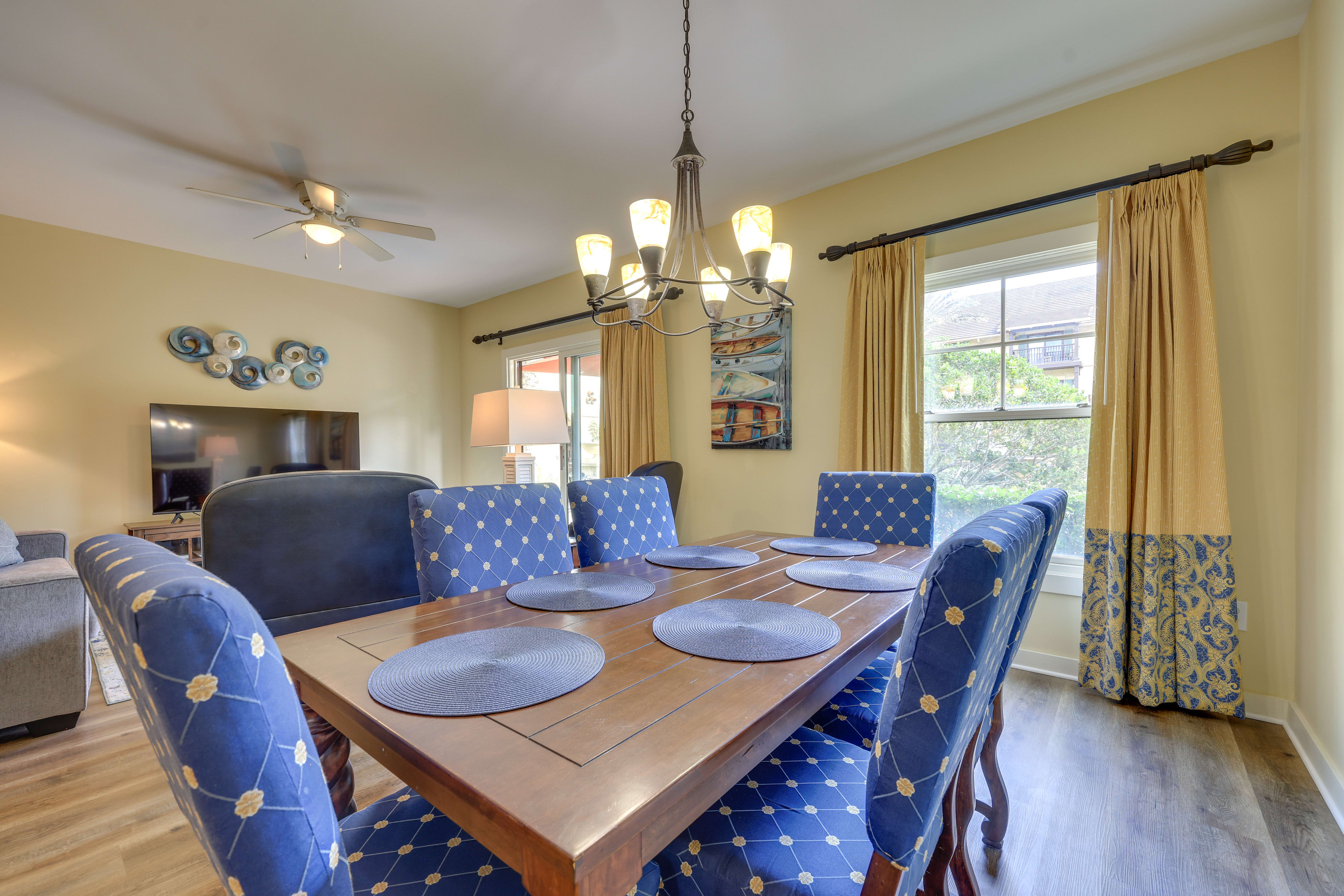 Dining Area | Dishware & Flatware Provided | Central A/C & Heating