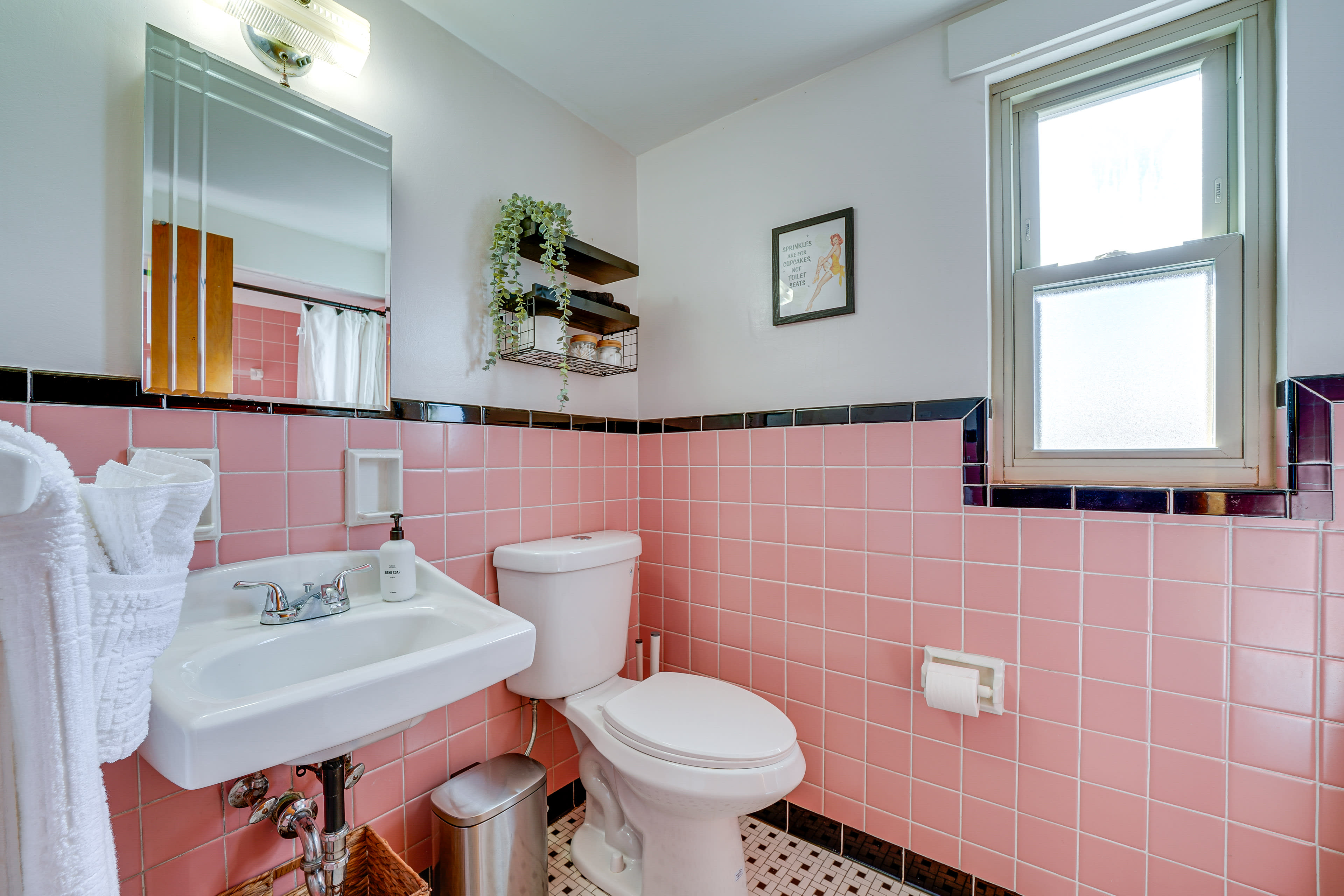 Full Bathroom | Towels Provided | Complimentary Toiletries