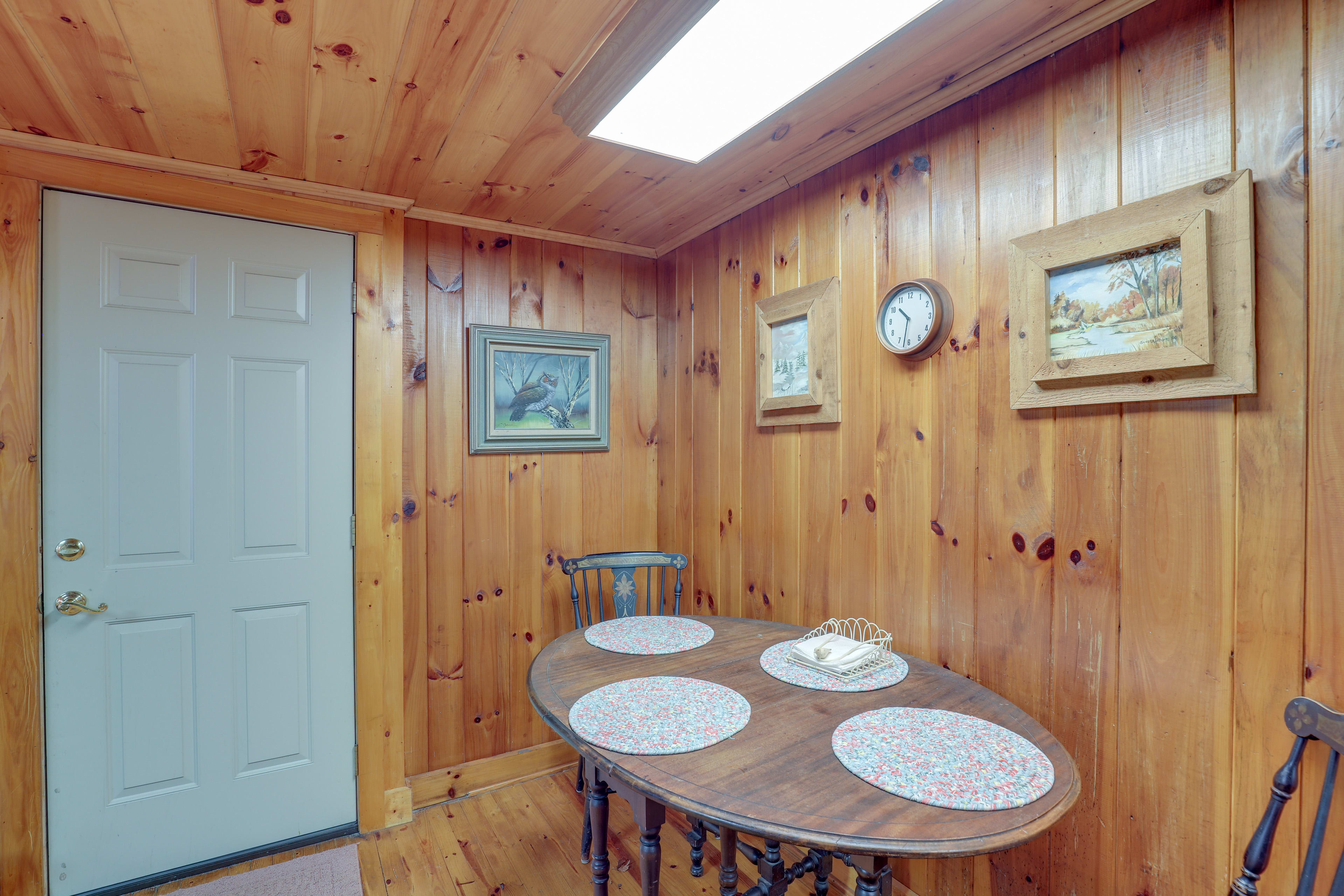 Dining Area | Dishware & Flatware Provided