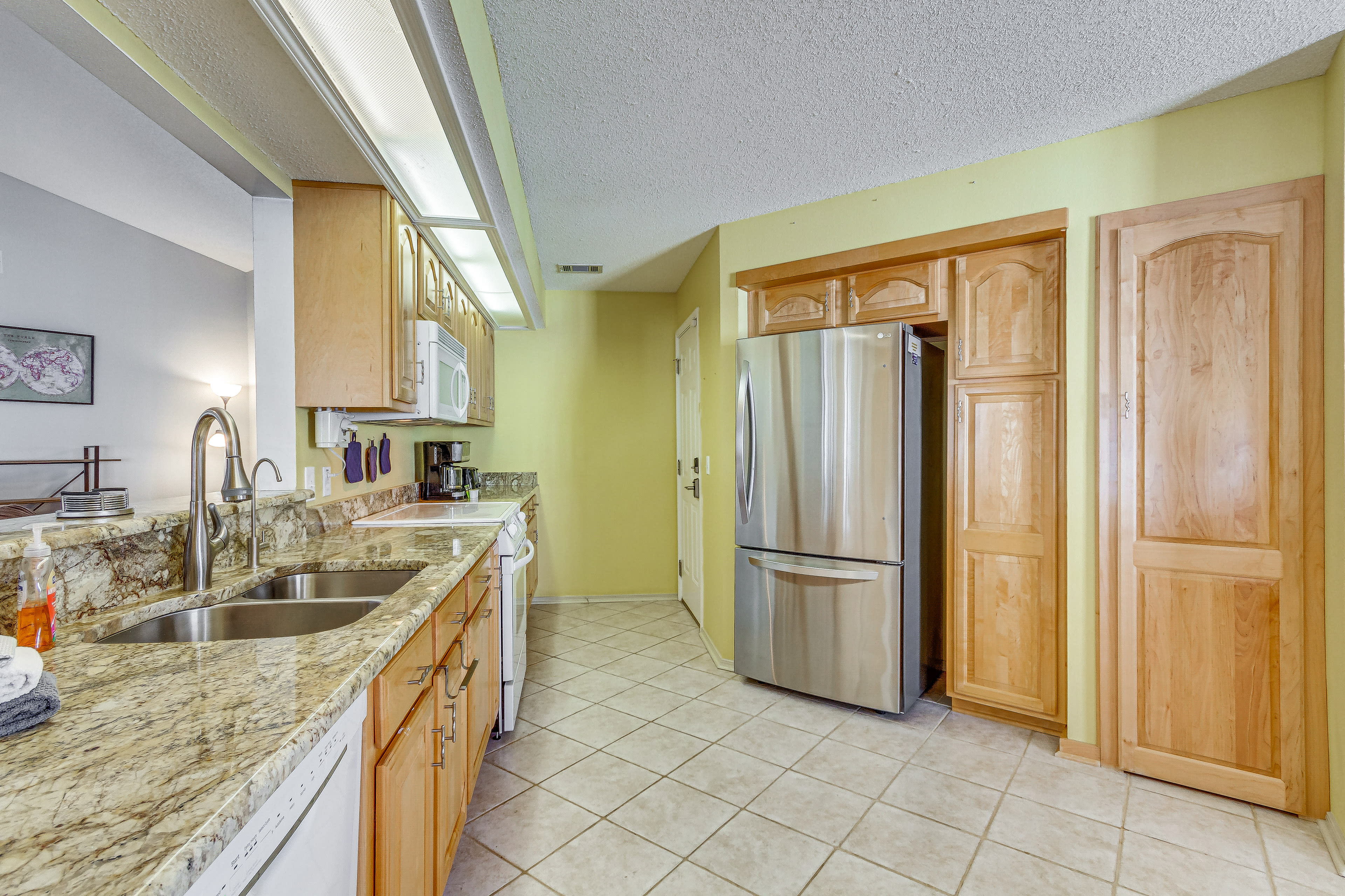 Kitchen | Keyless Entry | Central Air Conditioning