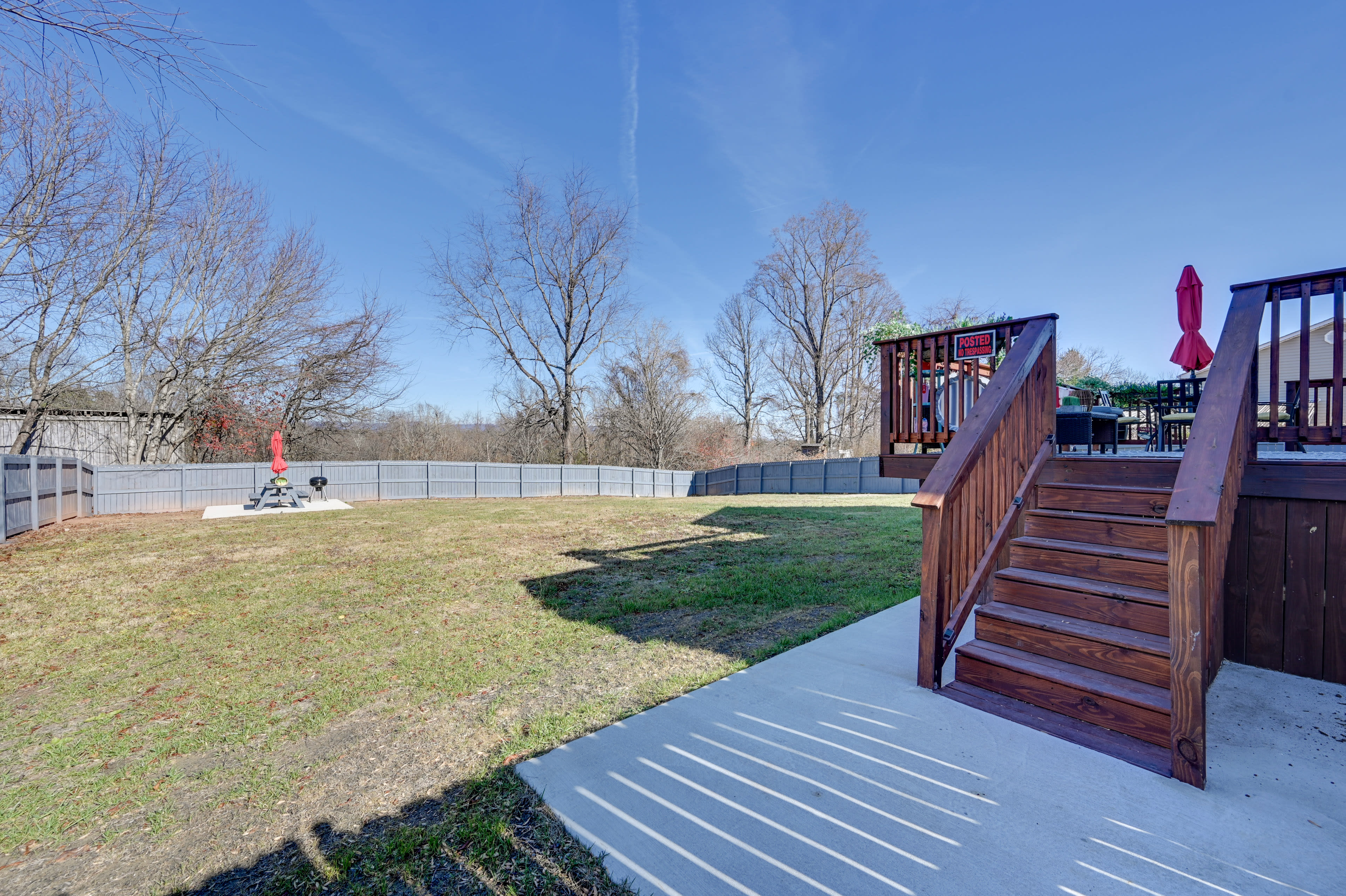 Fenced Backyard | Picnic Table | Charcoal Grill