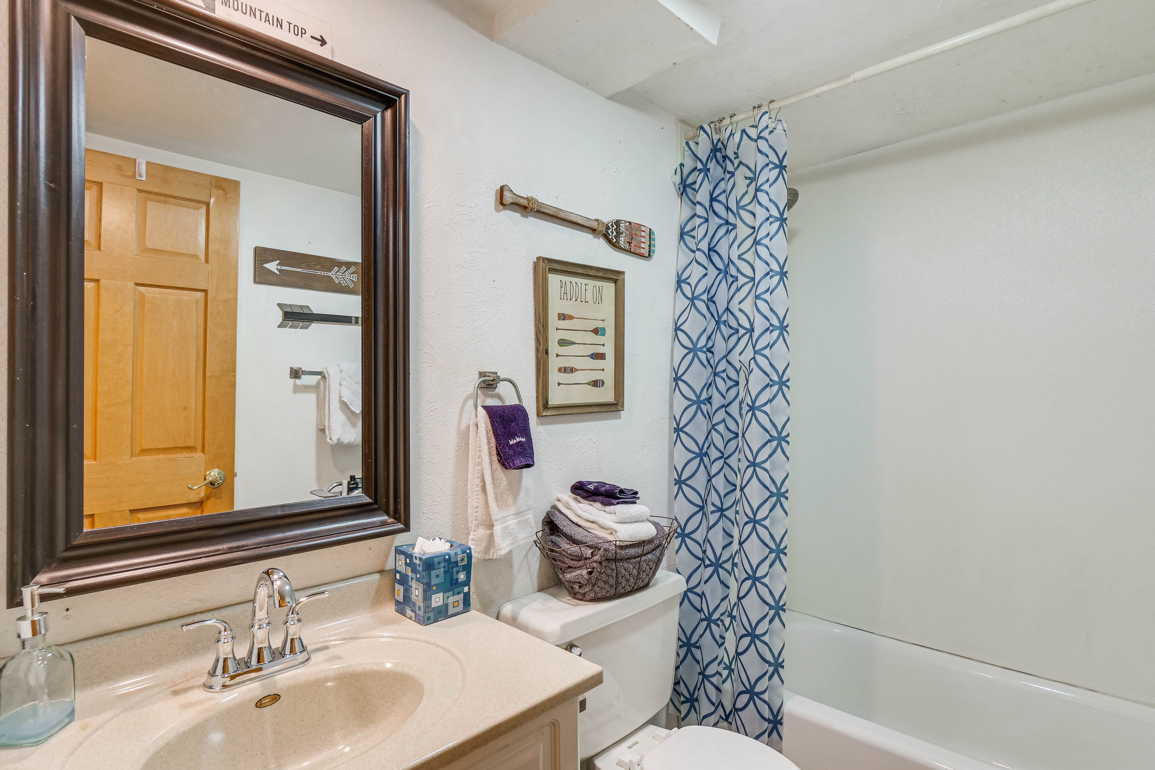 Full Bathroom | Towels Provided | Complimentary Toiletries