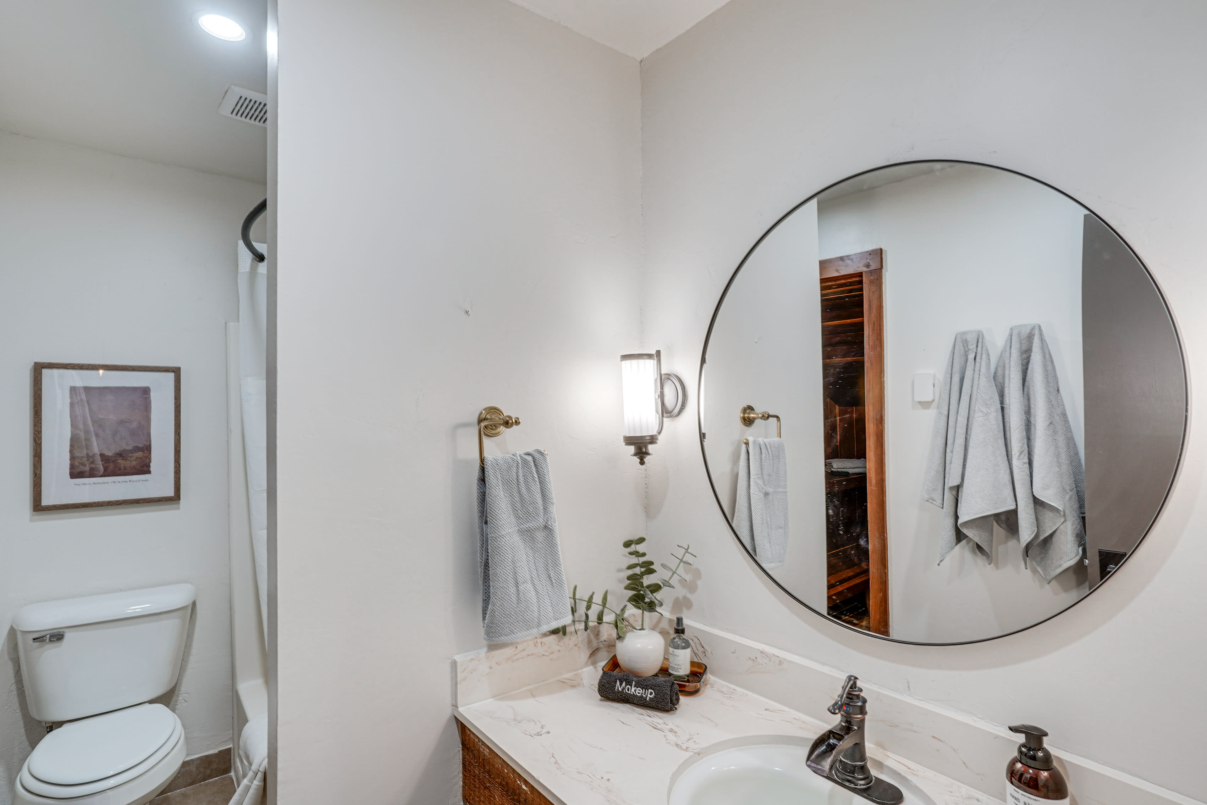 Full Bathroom | 2nd Floor | Complimentary Toiletries