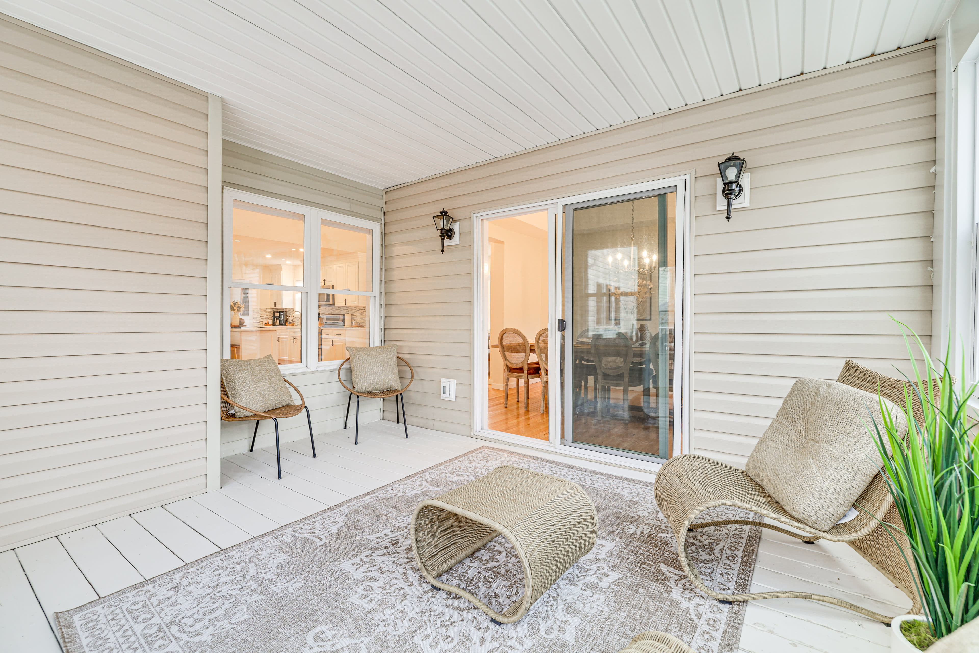 Enclosed Porch | Seating