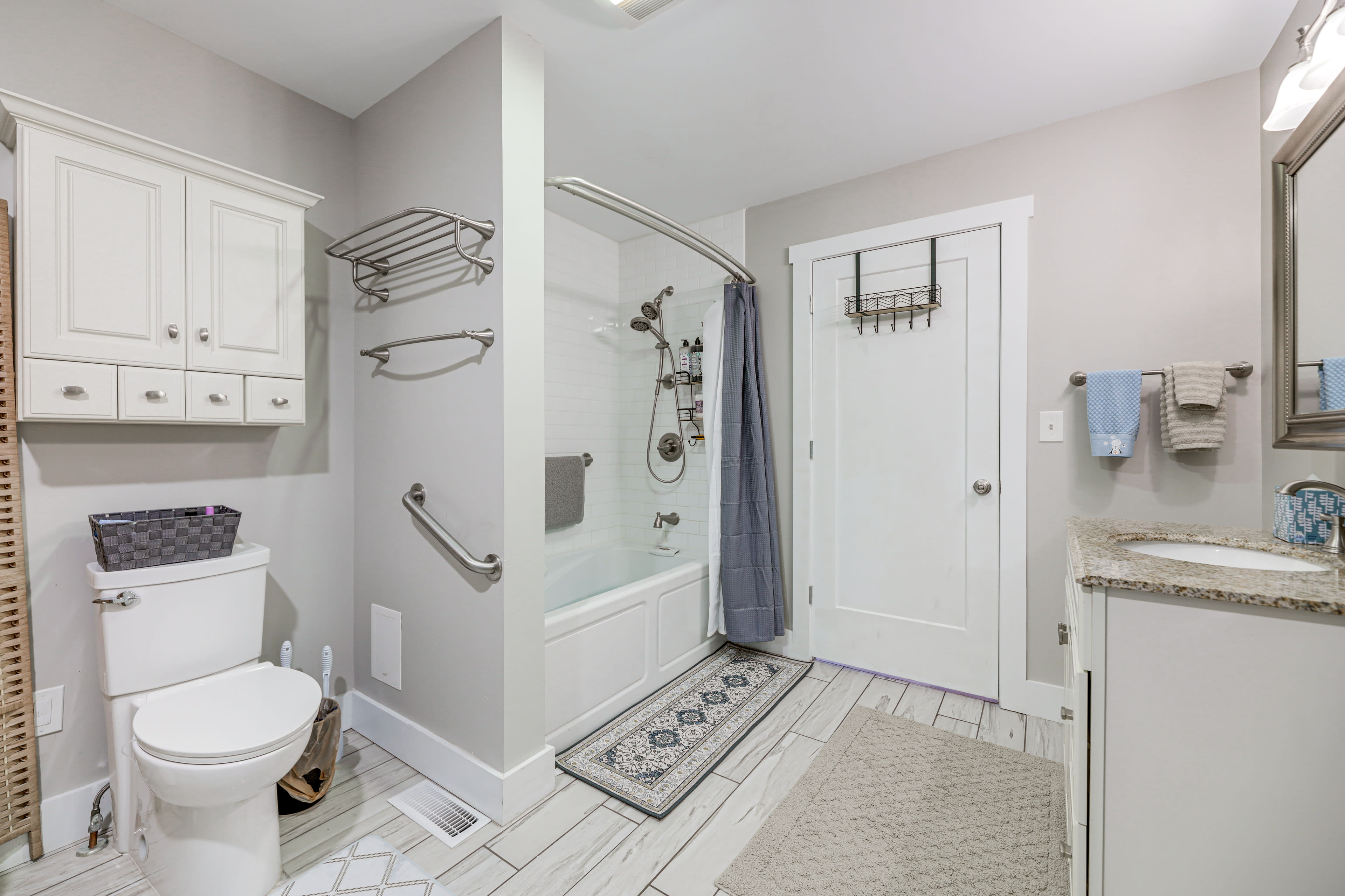 Full Bath | Washer & Dryer | Complimentary Toiletries | Jetted Tub