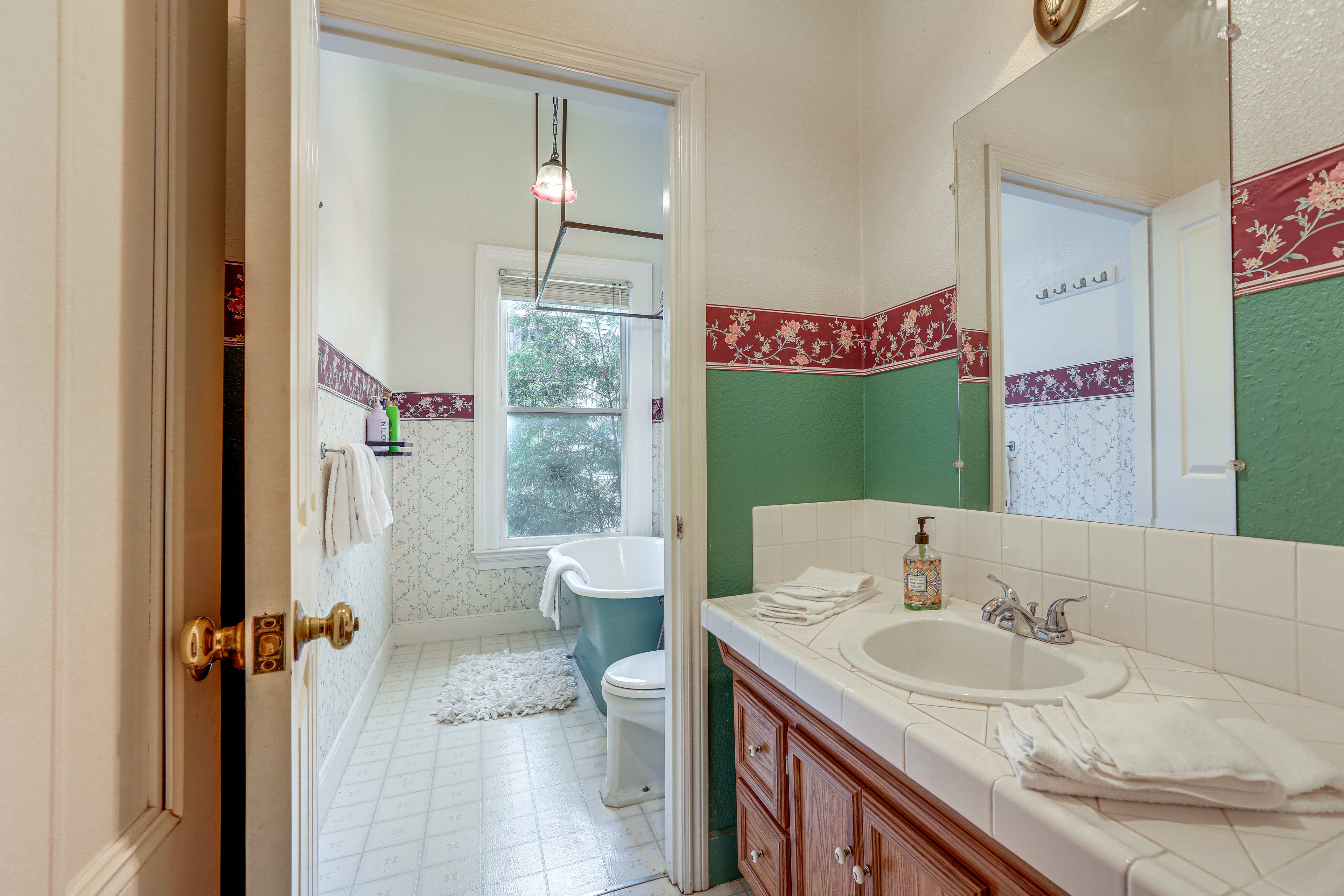 Full Bathroom | Towels Provided | 2nd Floor