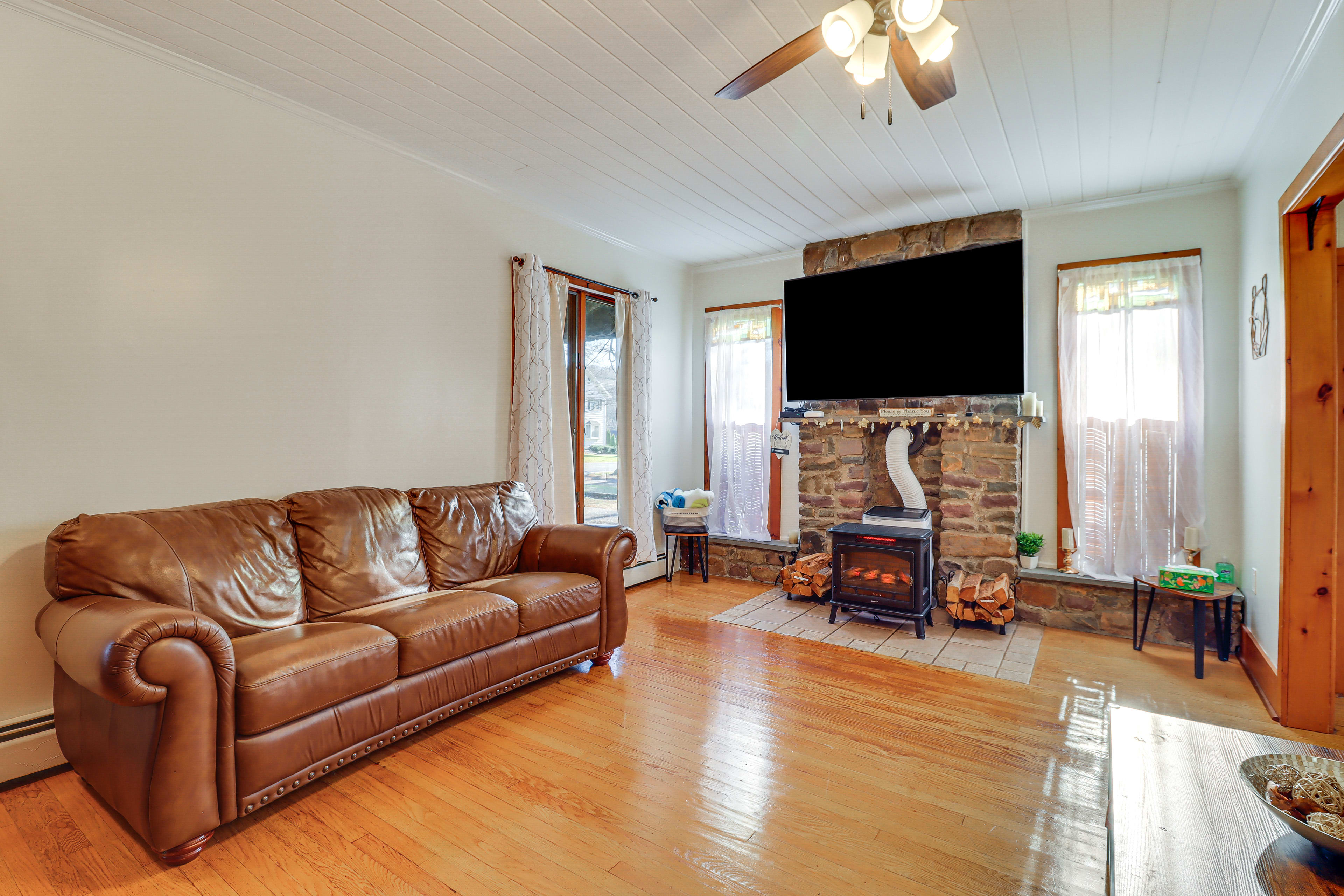 Living Room | 1st Floor | Fireplace | Smart TV | Free WiFi | Board Games