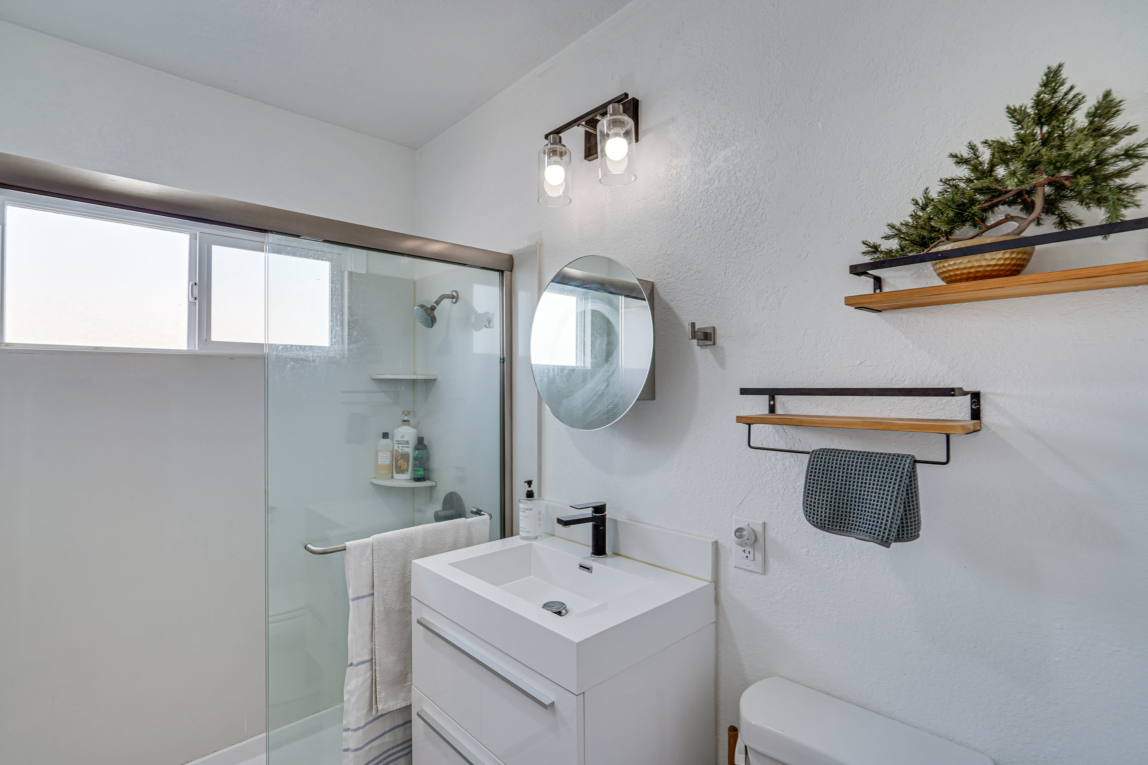 Full Bathroom | Main Floor | Complimentary Toiletries