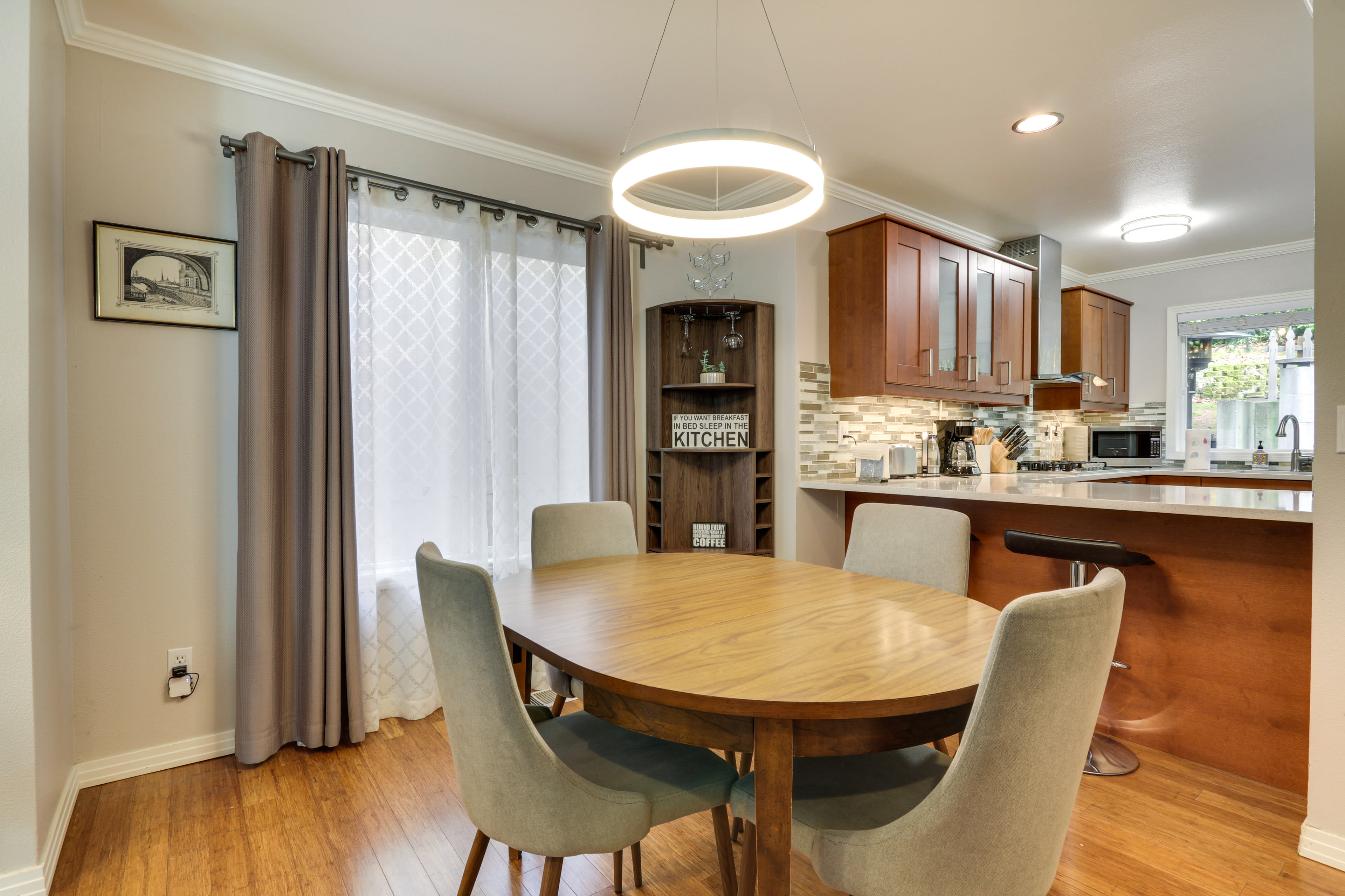 Dining Area | 2-Story Townhome | In-Unit Laundry | 10 Mi to Moda Center